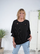 Lässiges oversize Shirt im destroyed Look mit kleinen Ösen