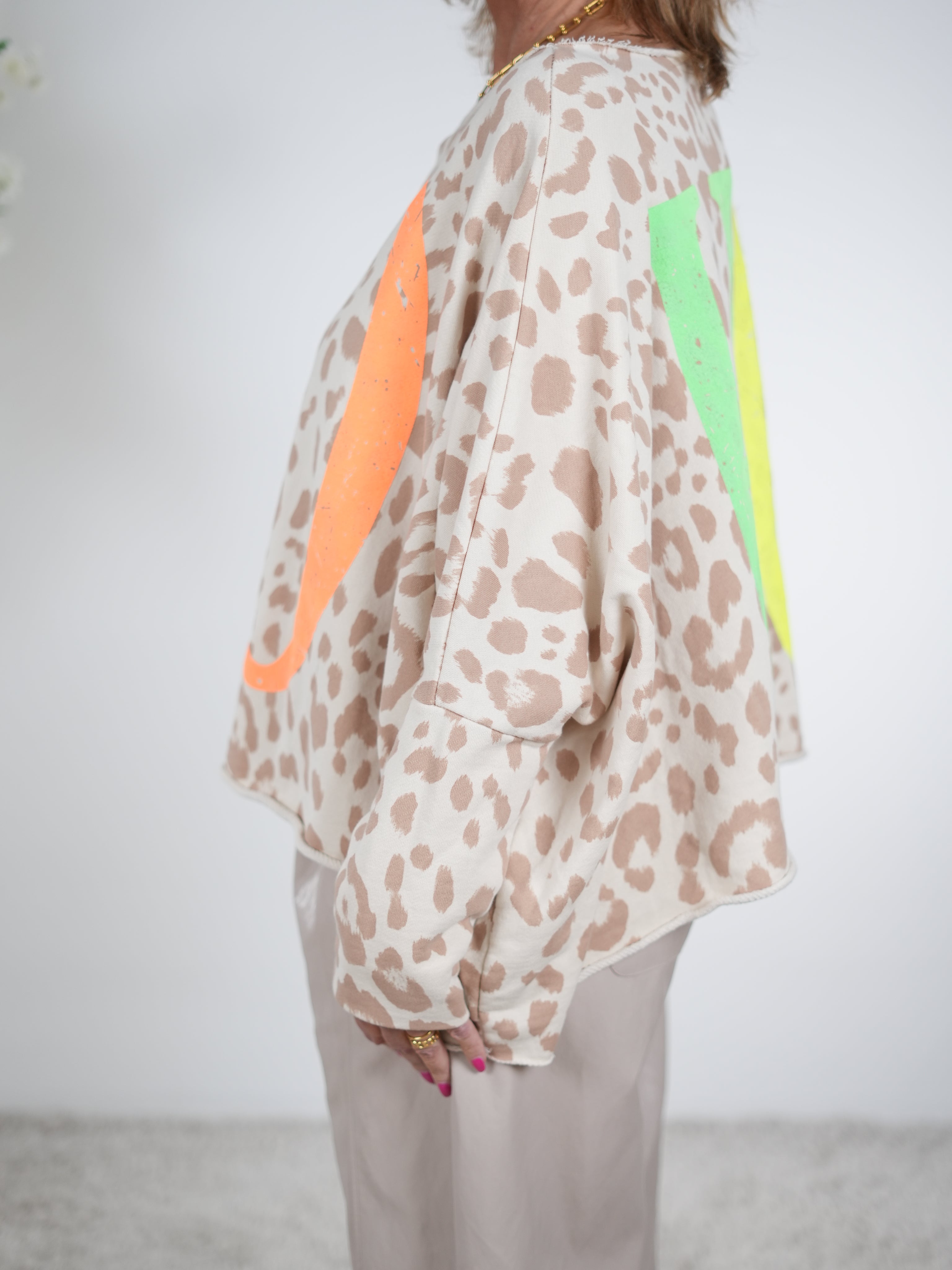 lässiges oversize Sweaty mit bunten Buchstaben