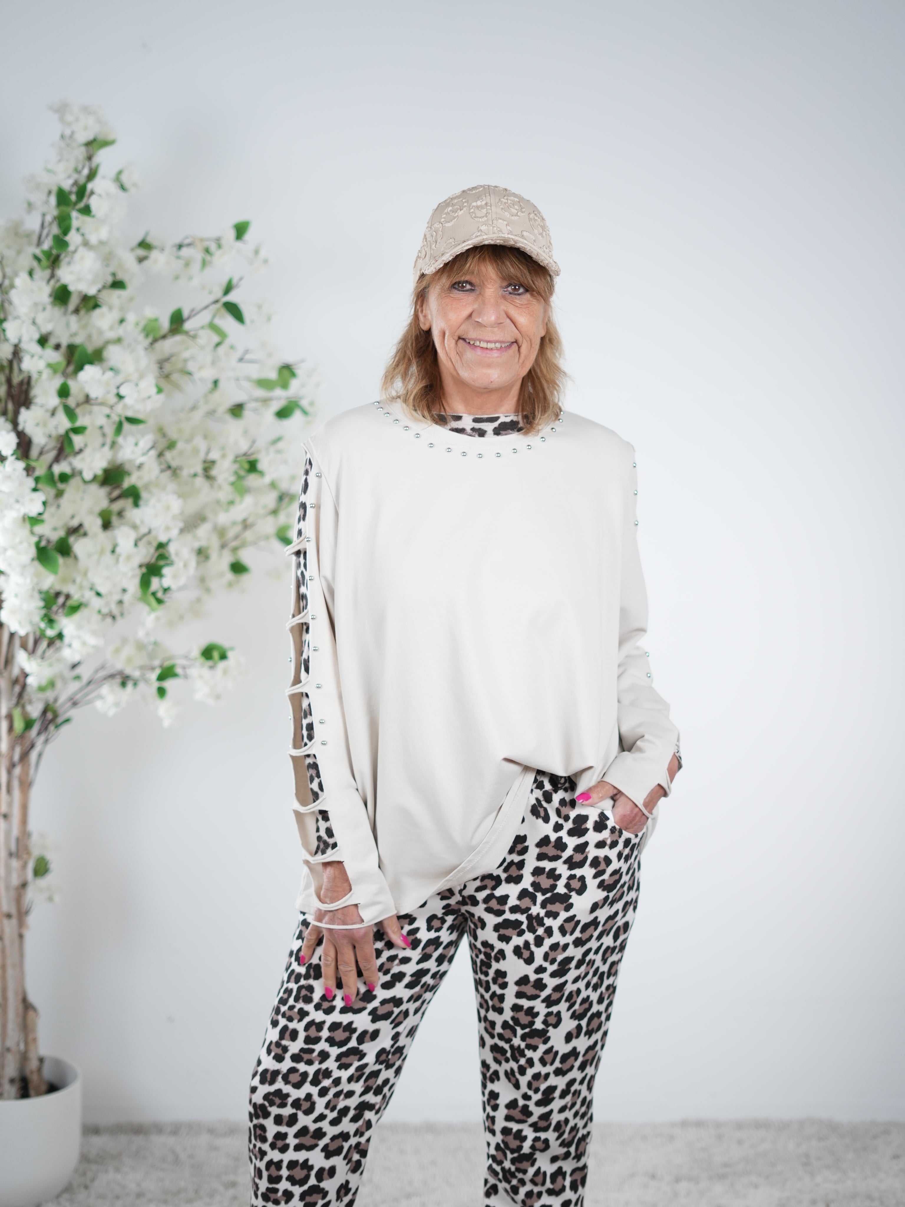 langarm Shirt mit Nieten und Cut Outs