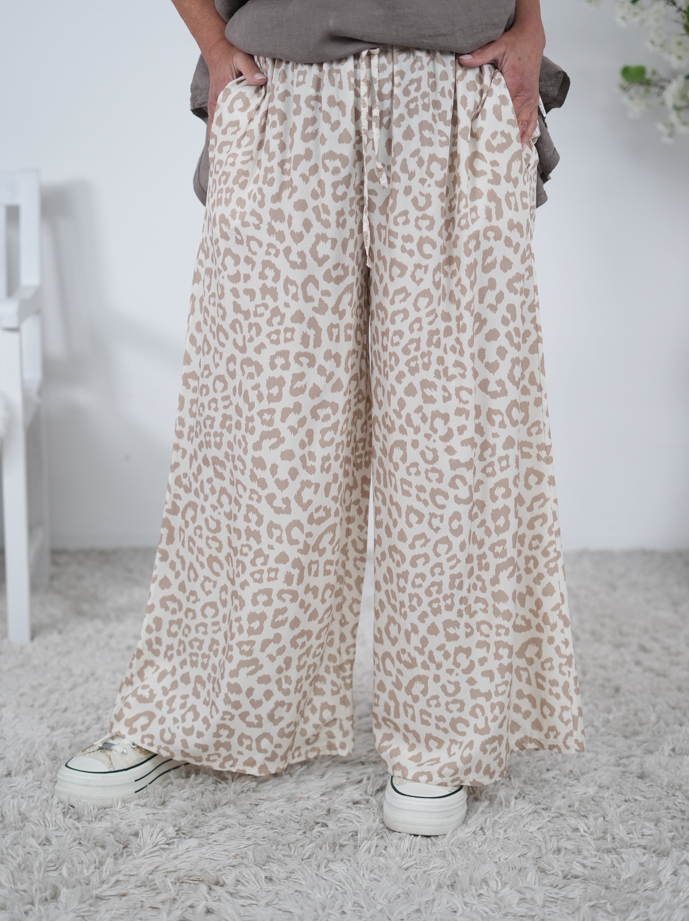 leichte Marlene Hose im Leo Look Einheitsgröße (ca Gr. 38-44) Beige