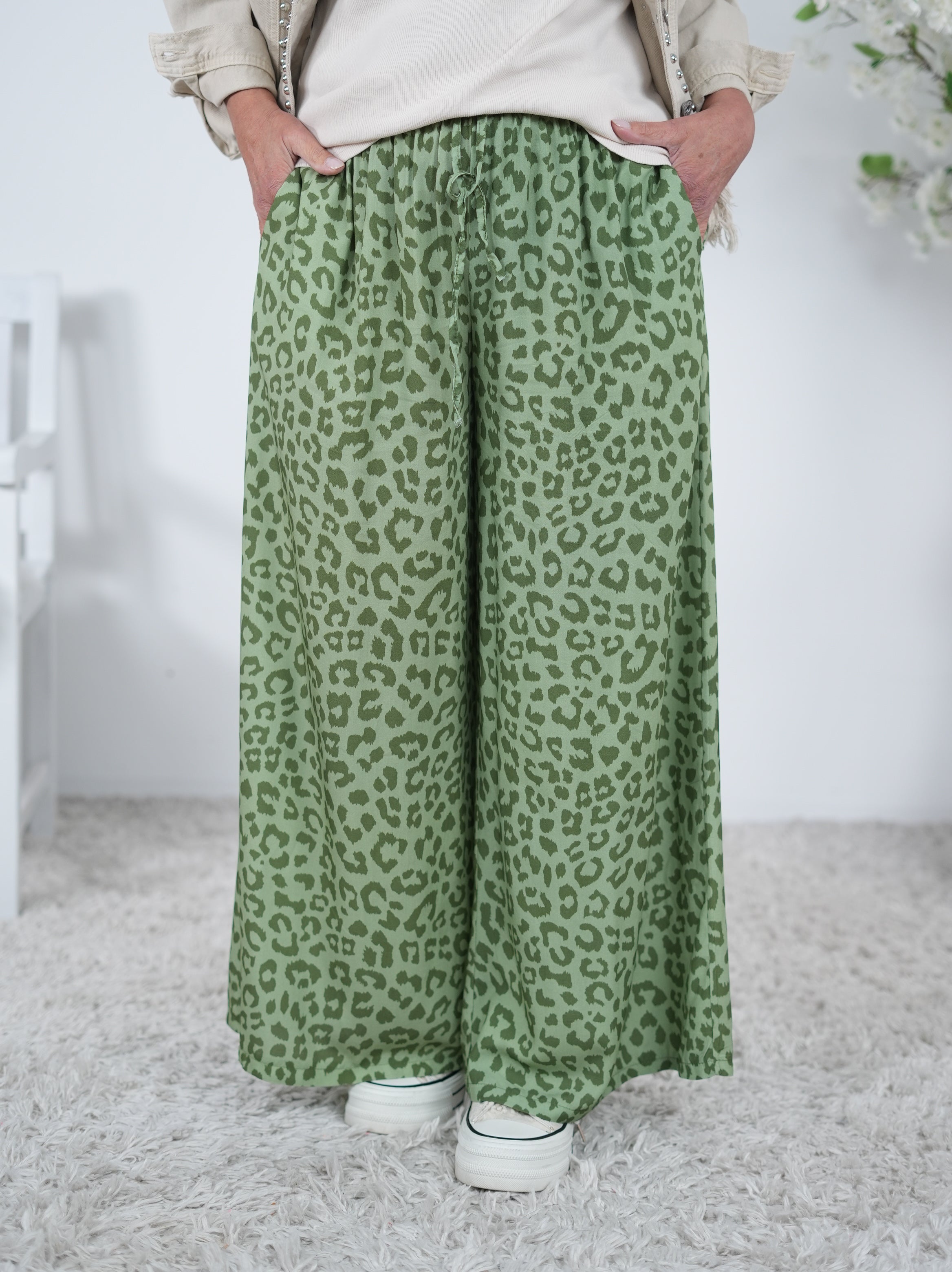 leichte Marlene Hose im Leo Look Einheitsgröße (ca Gr. 38-44) Lindgrün