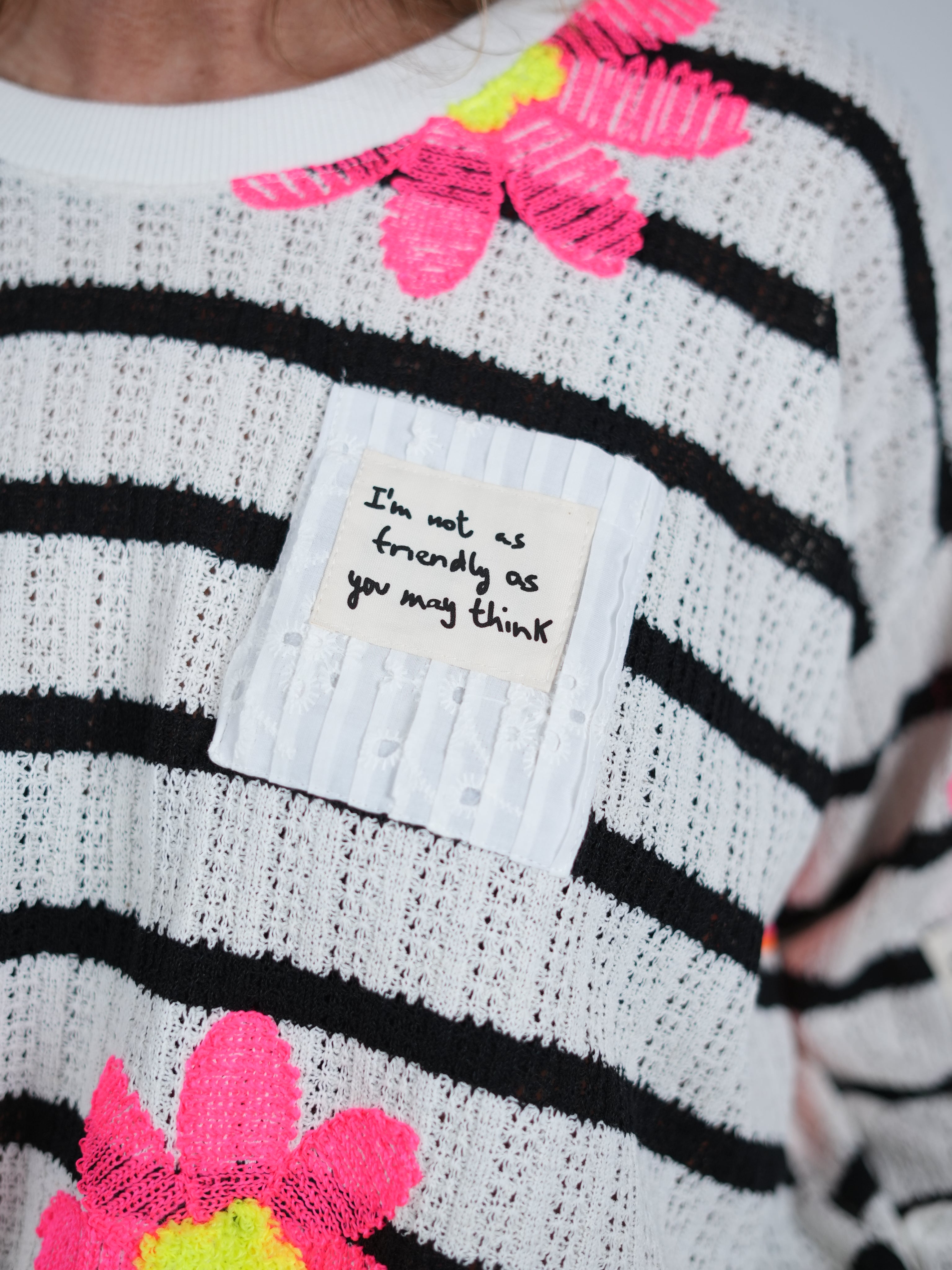 leichter, gestreifter Häkelpulli mit Blumen verziert