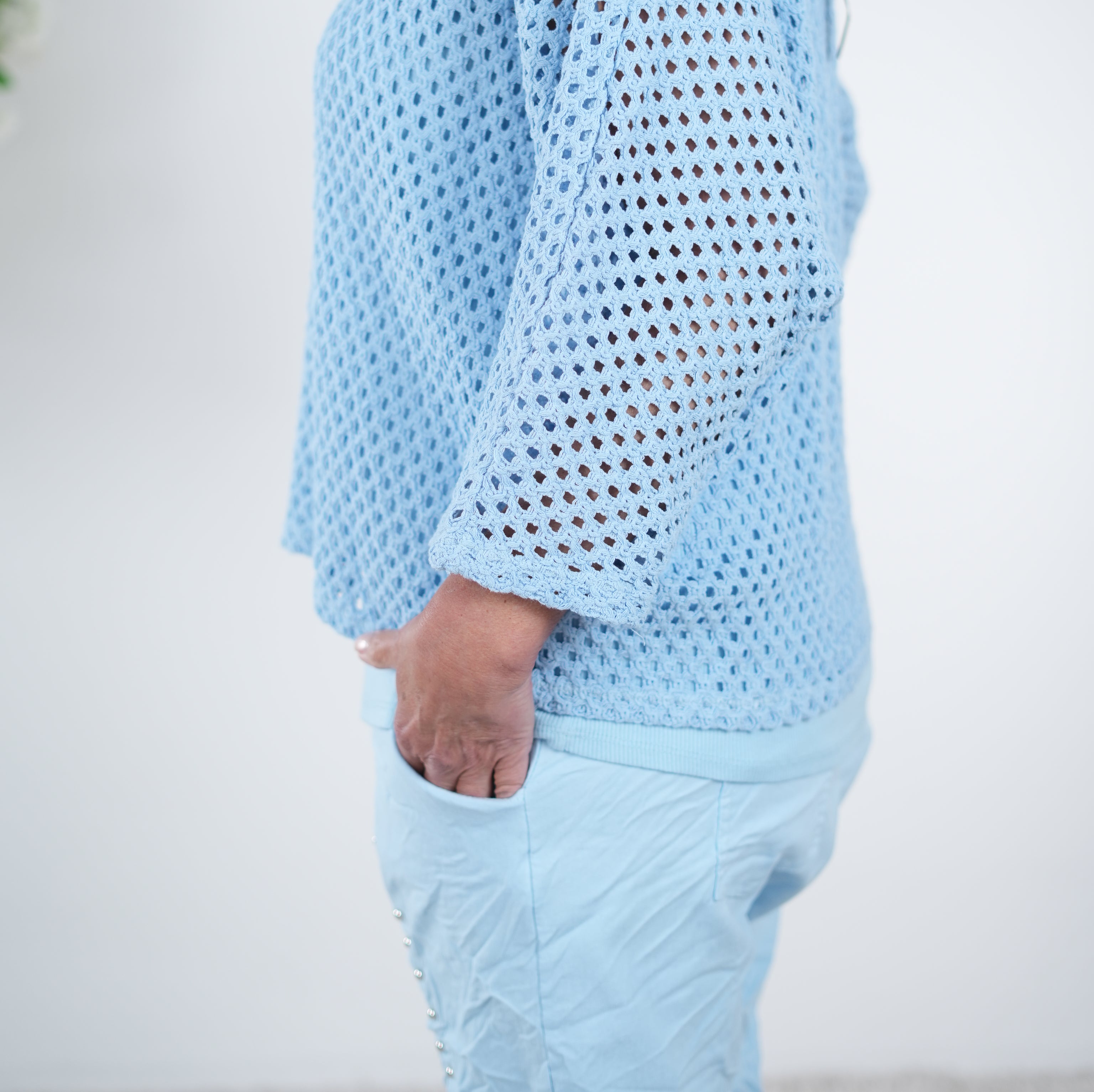 leichter Häkelpulli mit V-Ausschnitt