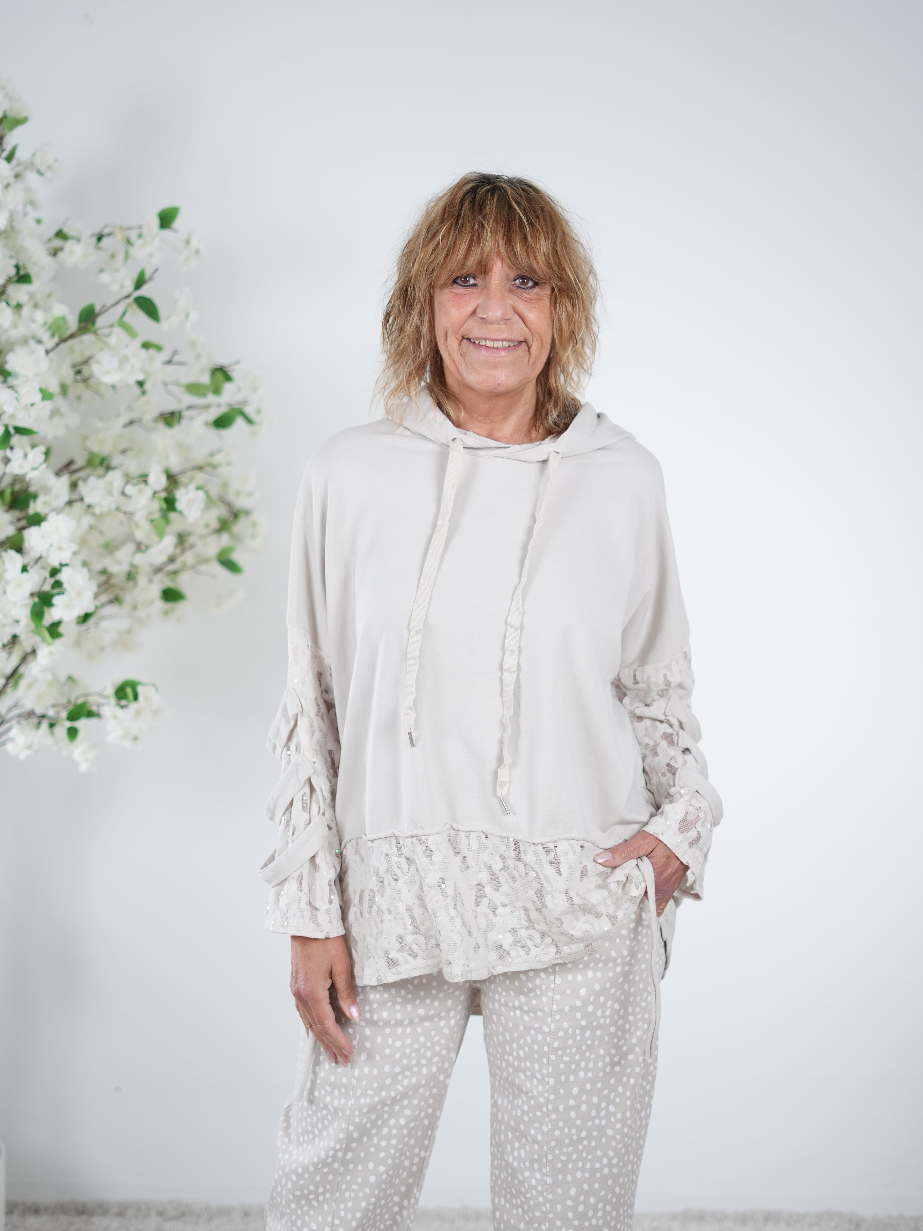 leichter Hoody mit auffälligen Ärmeln und Spitze am Abschluss One Size (ca Gr. 40-44) Beige