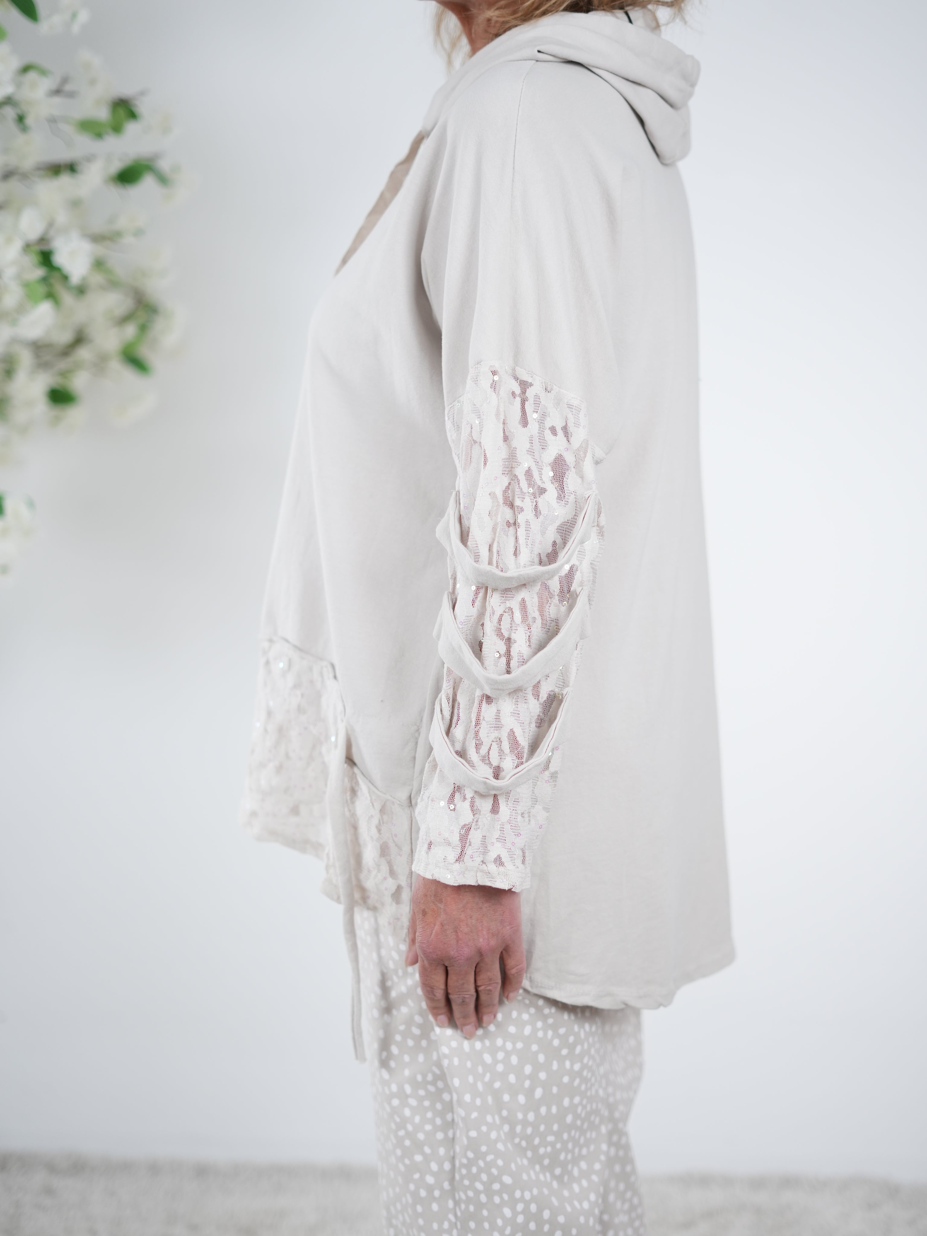 leichter Hoody mit auffälligen Ärmeln und Spitze am Abschluss