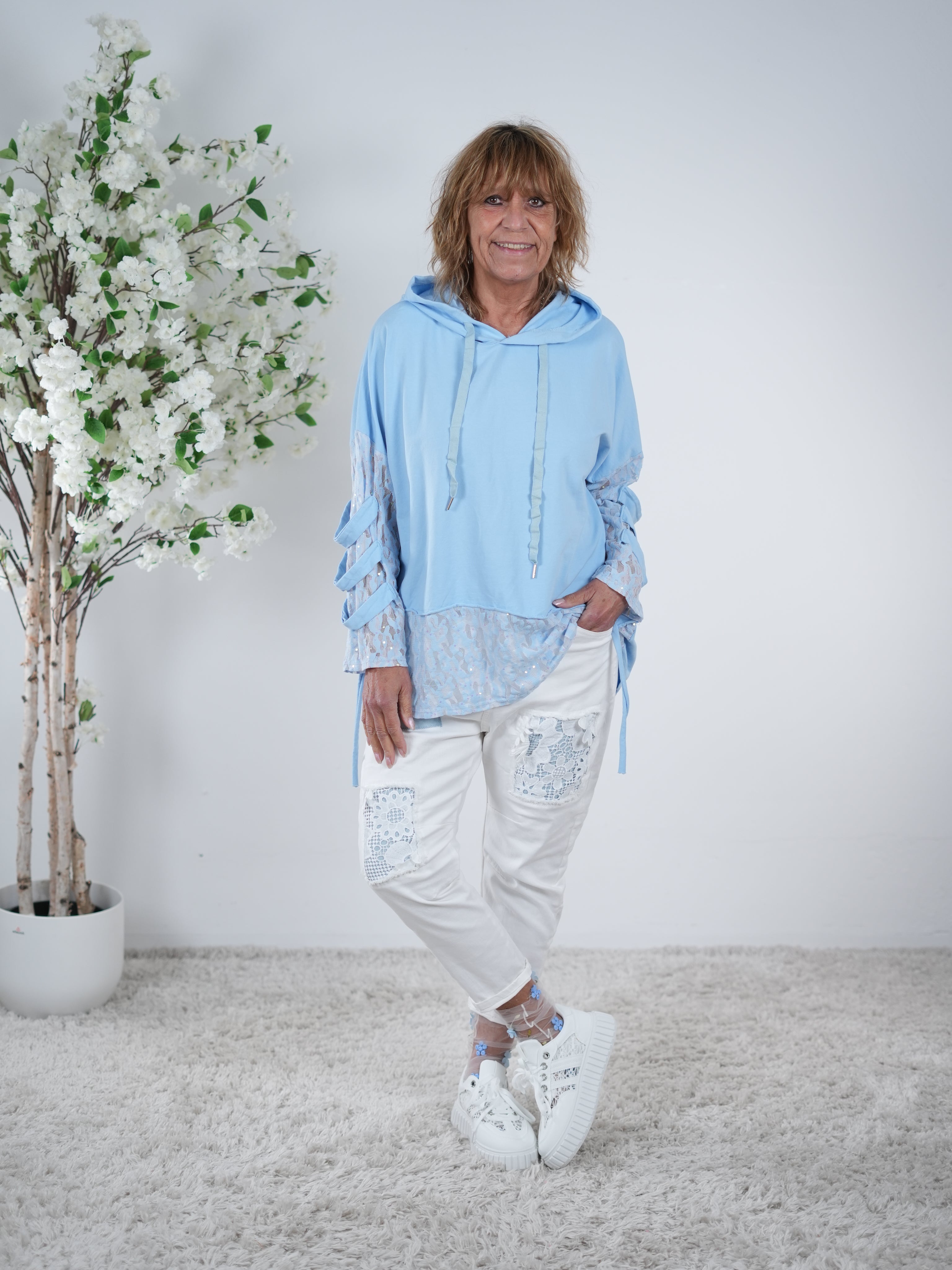 leichter Hoody mit auffälligen Ärmeln und Spitze am Abschluss