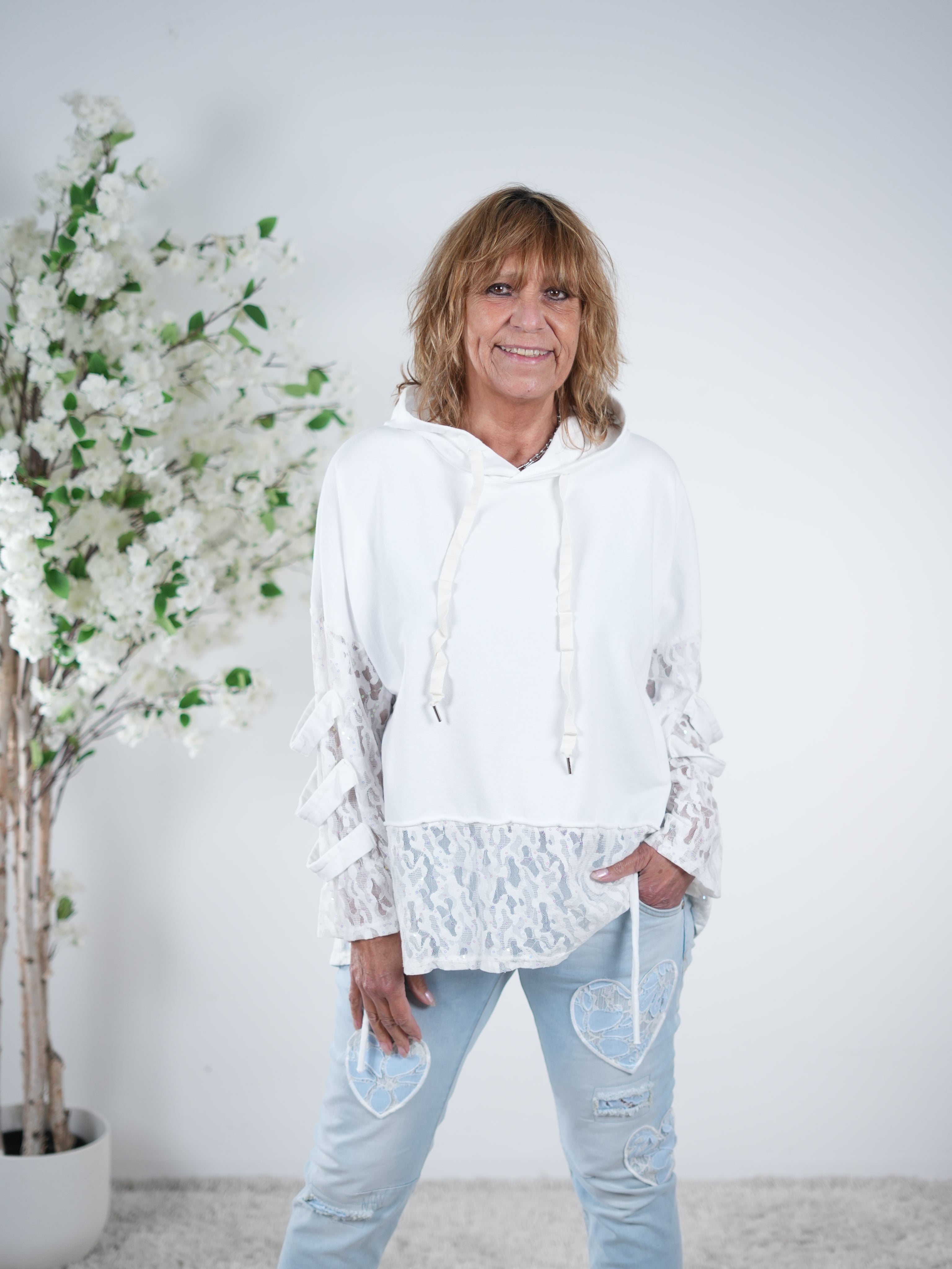 leichter Hoody mit auffälligen Ärmeln und Spitze am Abschluss