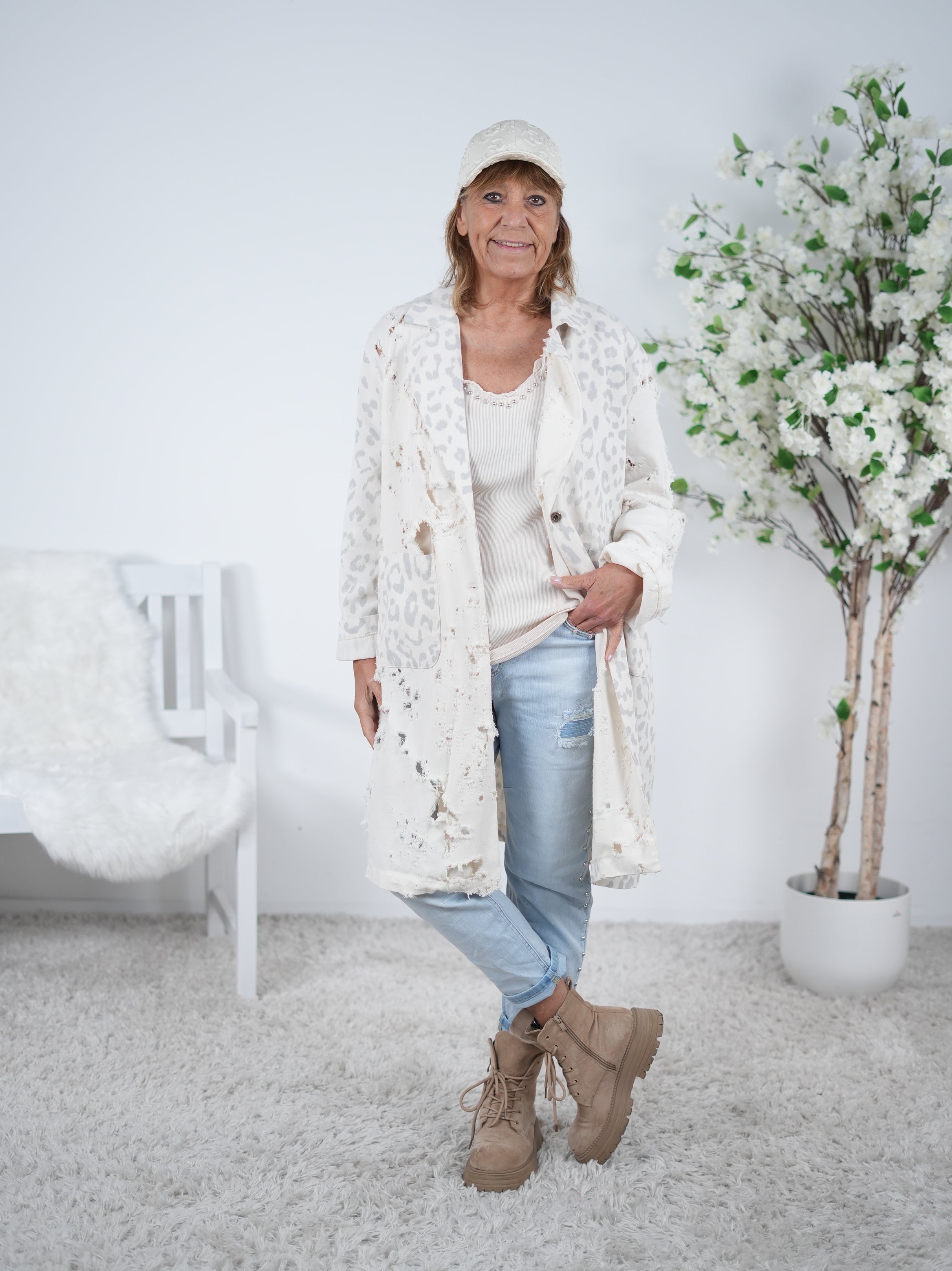 Leichter Jeansmantel im destroyed Look