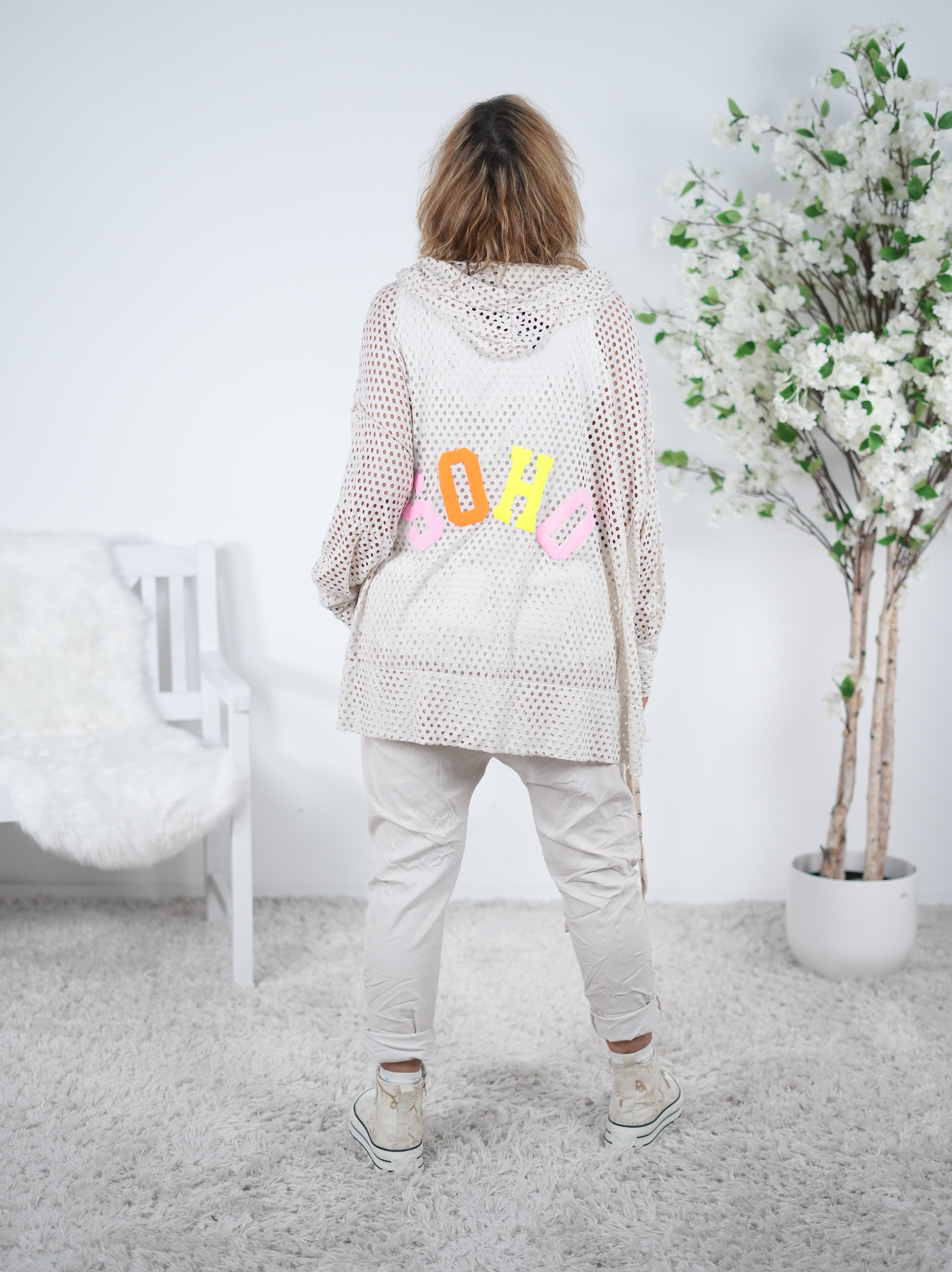 Leichter Netz Hoody mit bunten Buchstaben