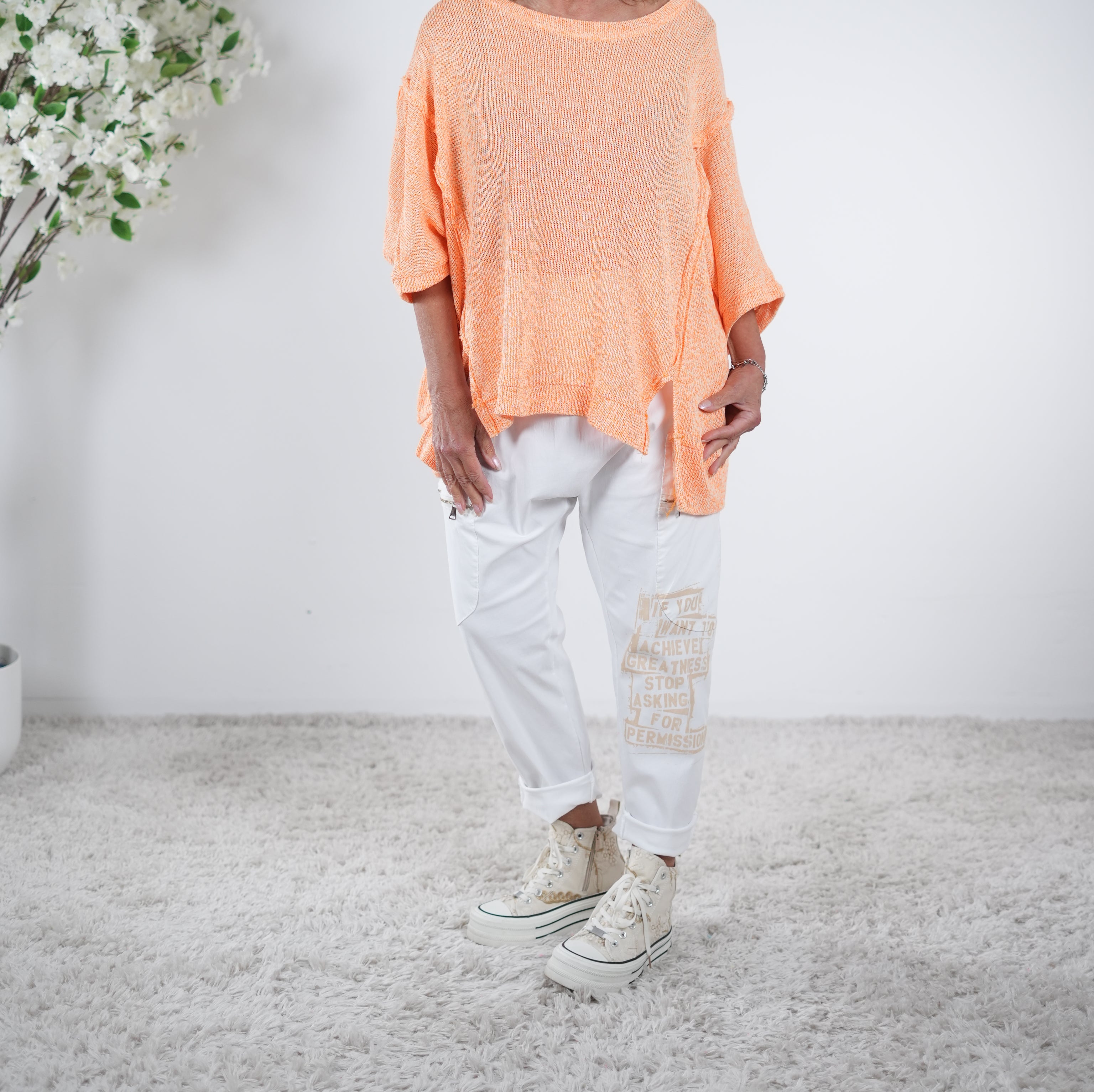 Leichter Strickpulli mit Außennähten, meliert