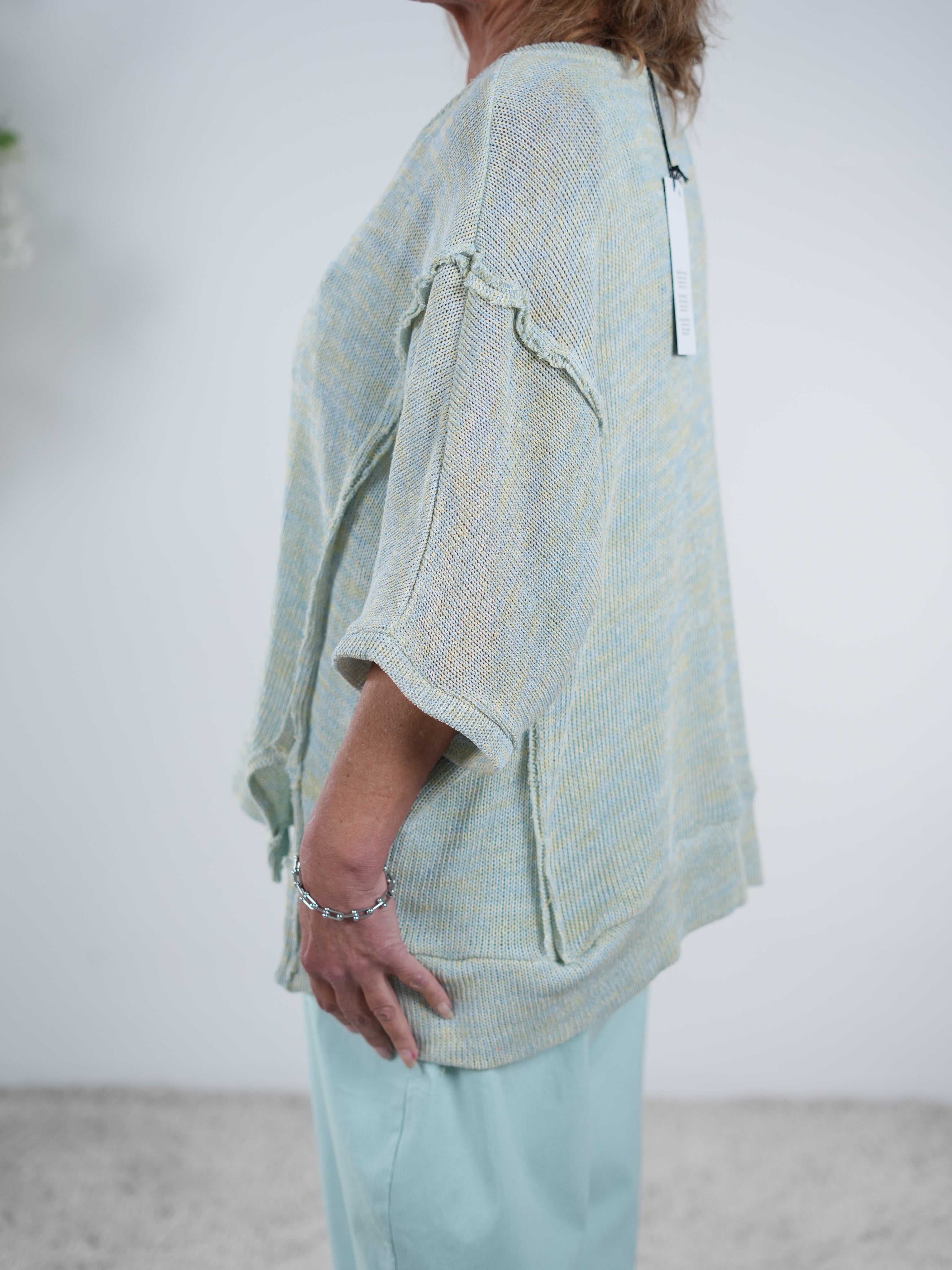 Leichter Strickpulli mit Außennähten, meliert