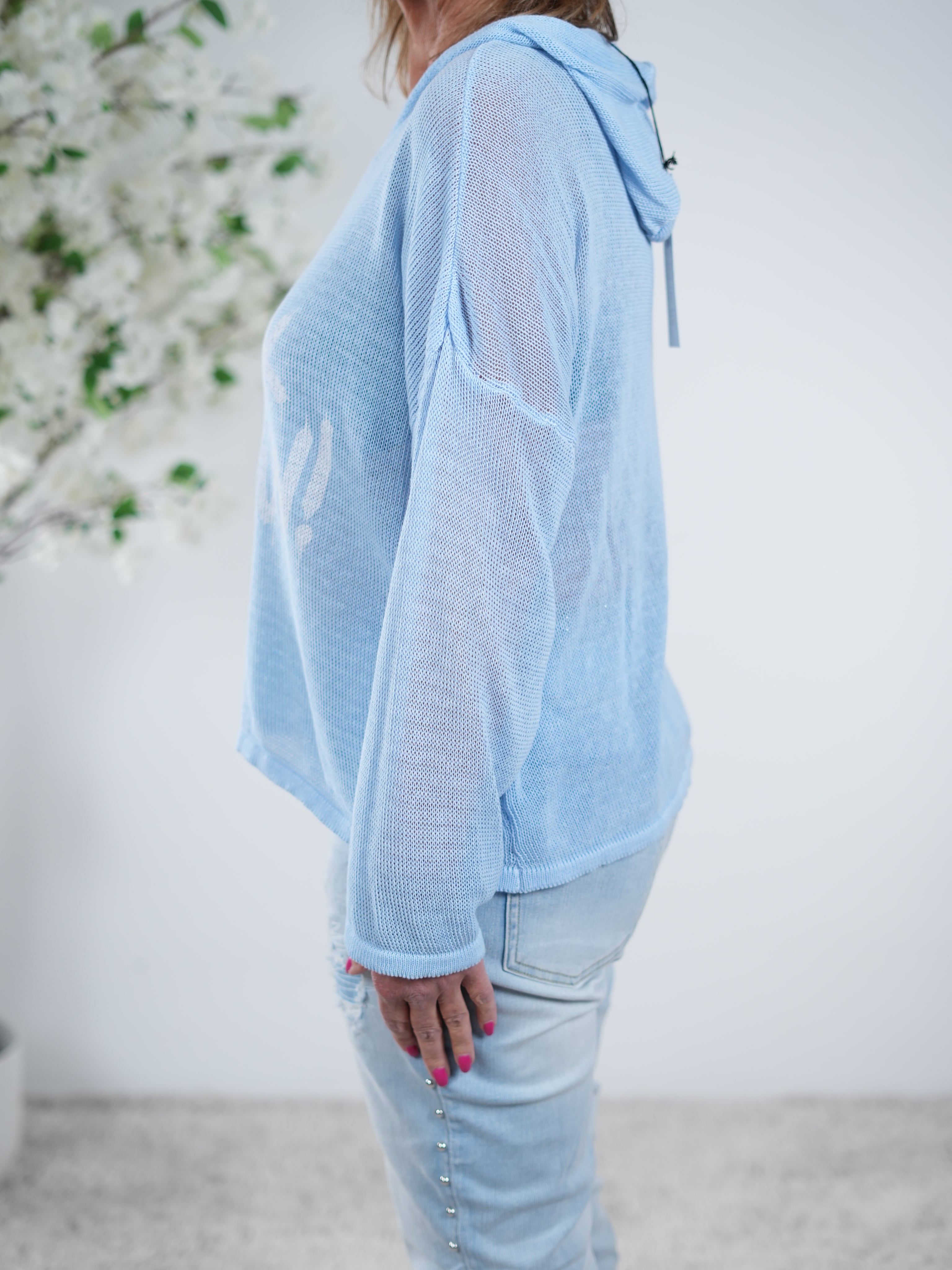 leichter Strickpulli mit Kapuze und Schriftzug