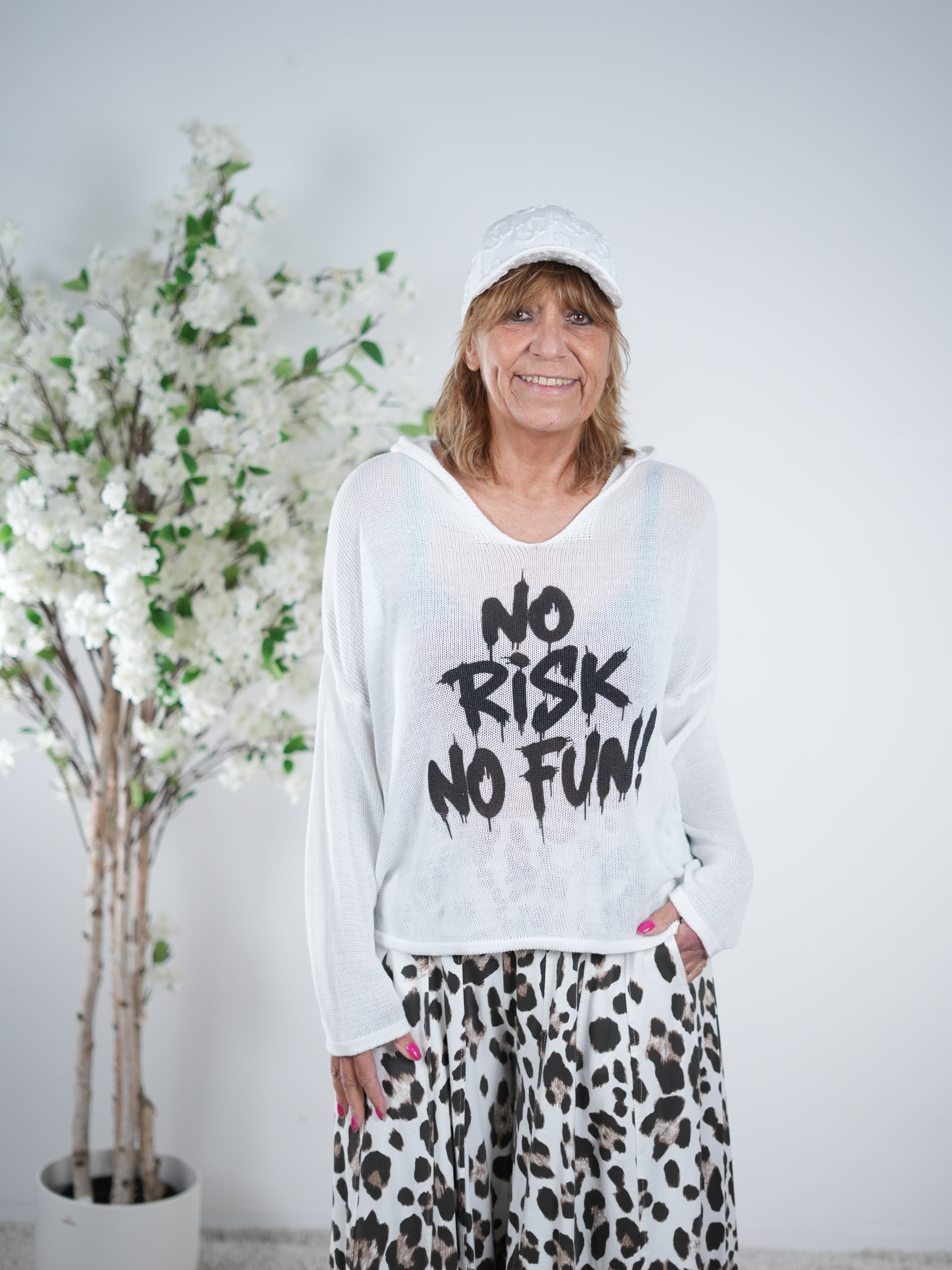 leichter Strickpulli mit Kapuze und Schriftzug One Size (ca Größe 38-42 44) Weiß