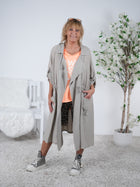 leichter Trench Coat mit Schriftzug und Eingriffstaschen