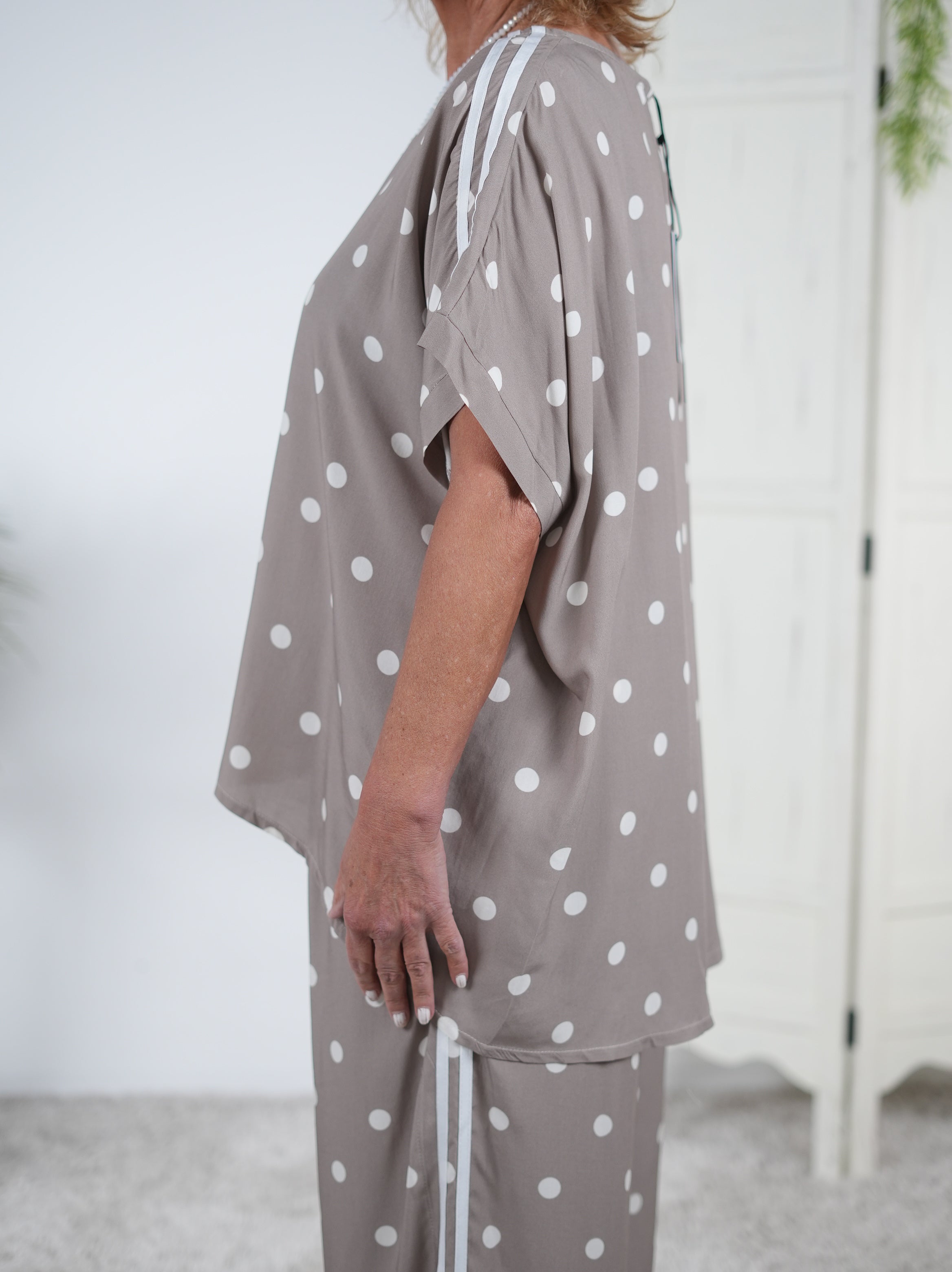 Leichtes oversized Shirt im Vokuhila Schnitt und Dot Design