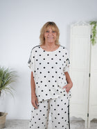 Leichtes oversized Shirt im Vokuhila Schnitt und Dot Design