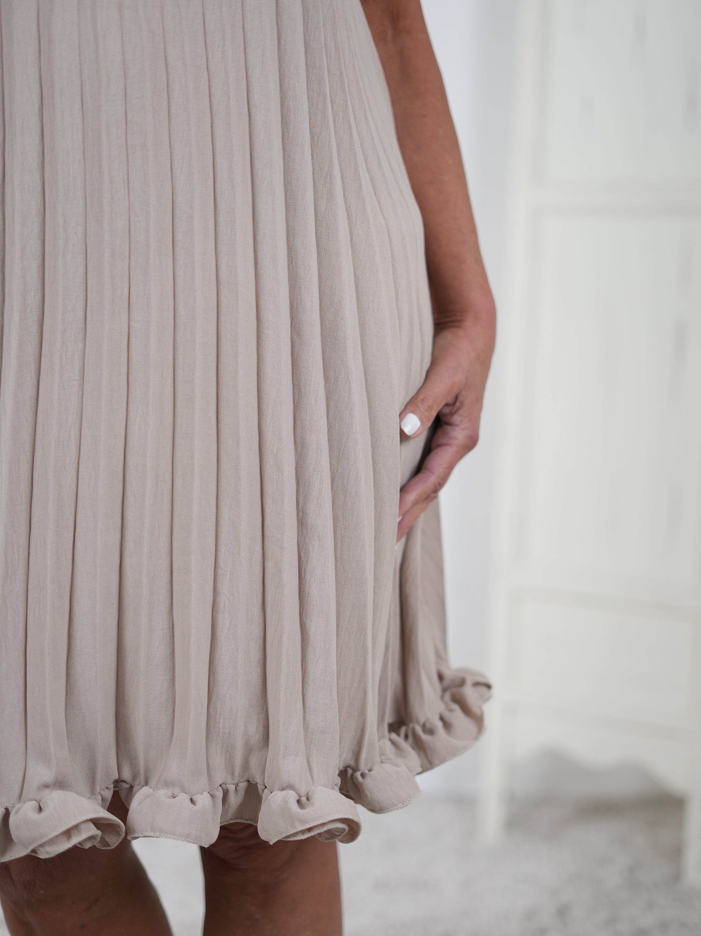 Leichtes Plissee Kleid mit Rüsche
