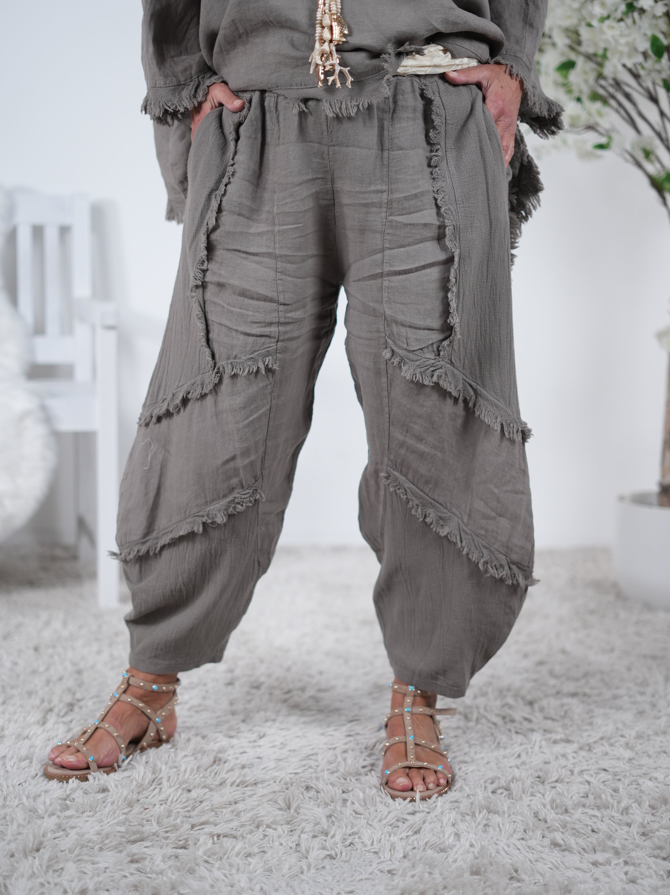 Leinen Pants mit Fransen und Gummibund Taupe