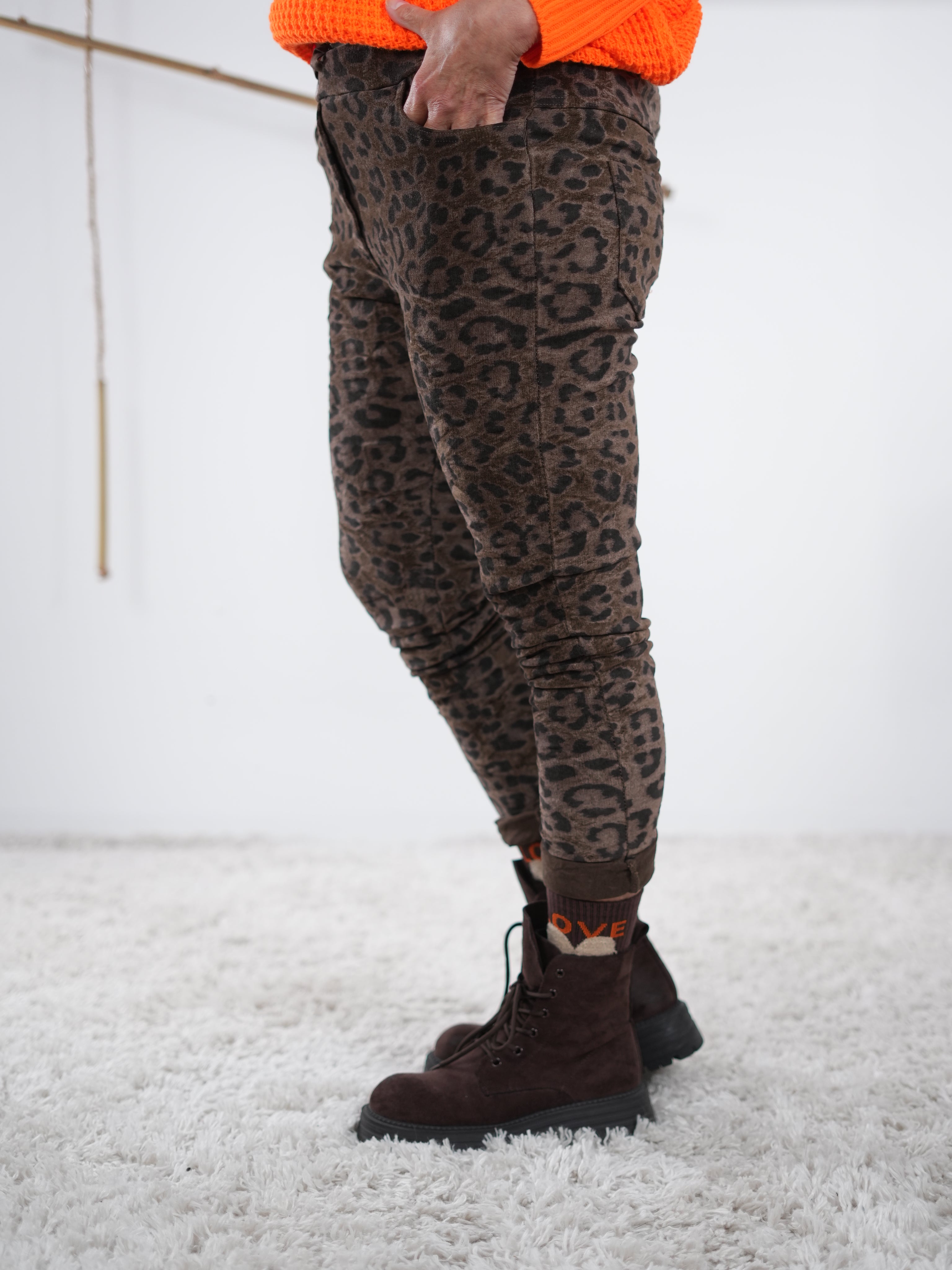 schoko farbene leo Jogpant im lässigem schnitt. seitliche Ansicht