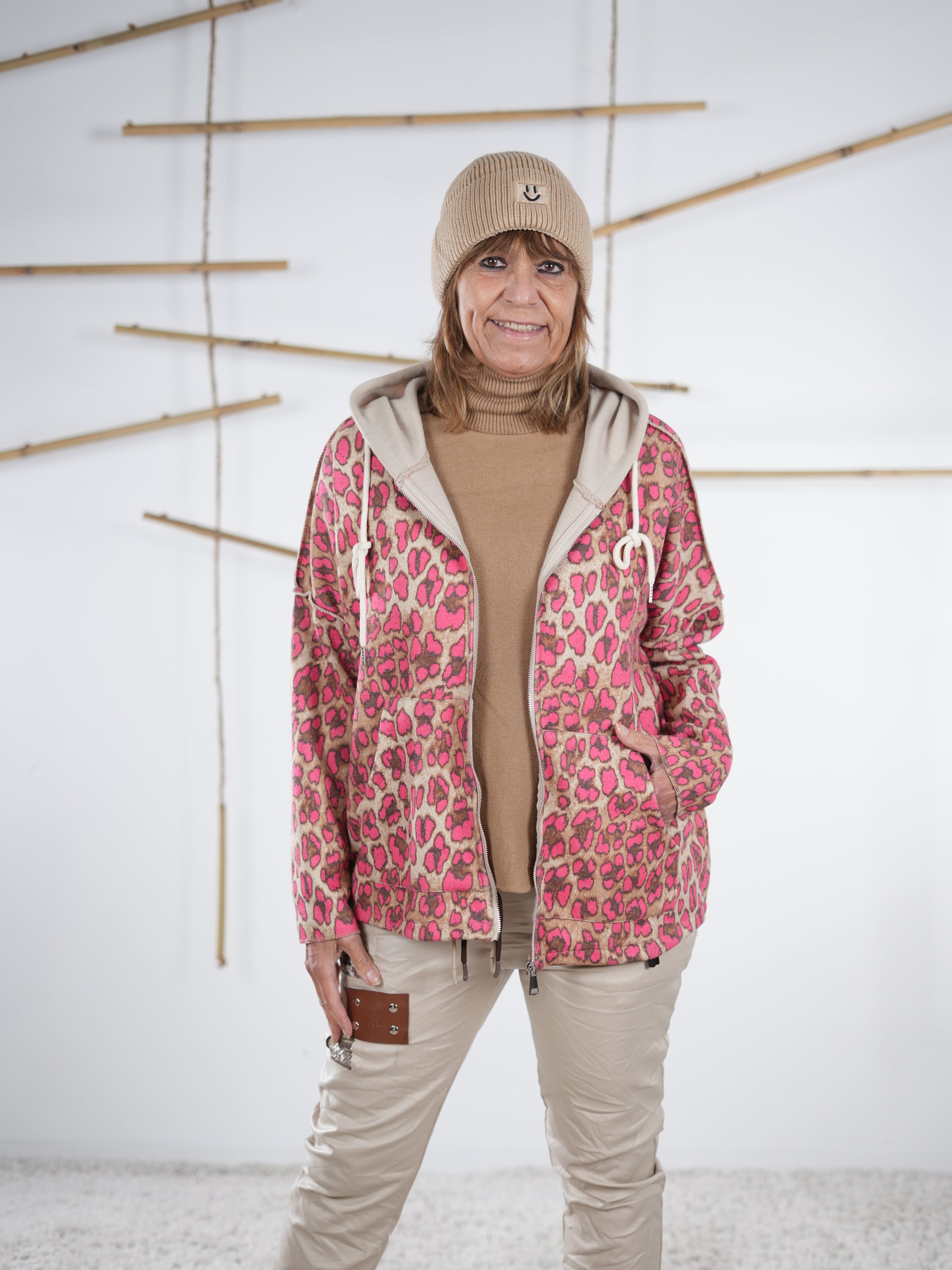 Pink gemusterte Leo-Sweatjacke mit Kapuze und Fronttaschen