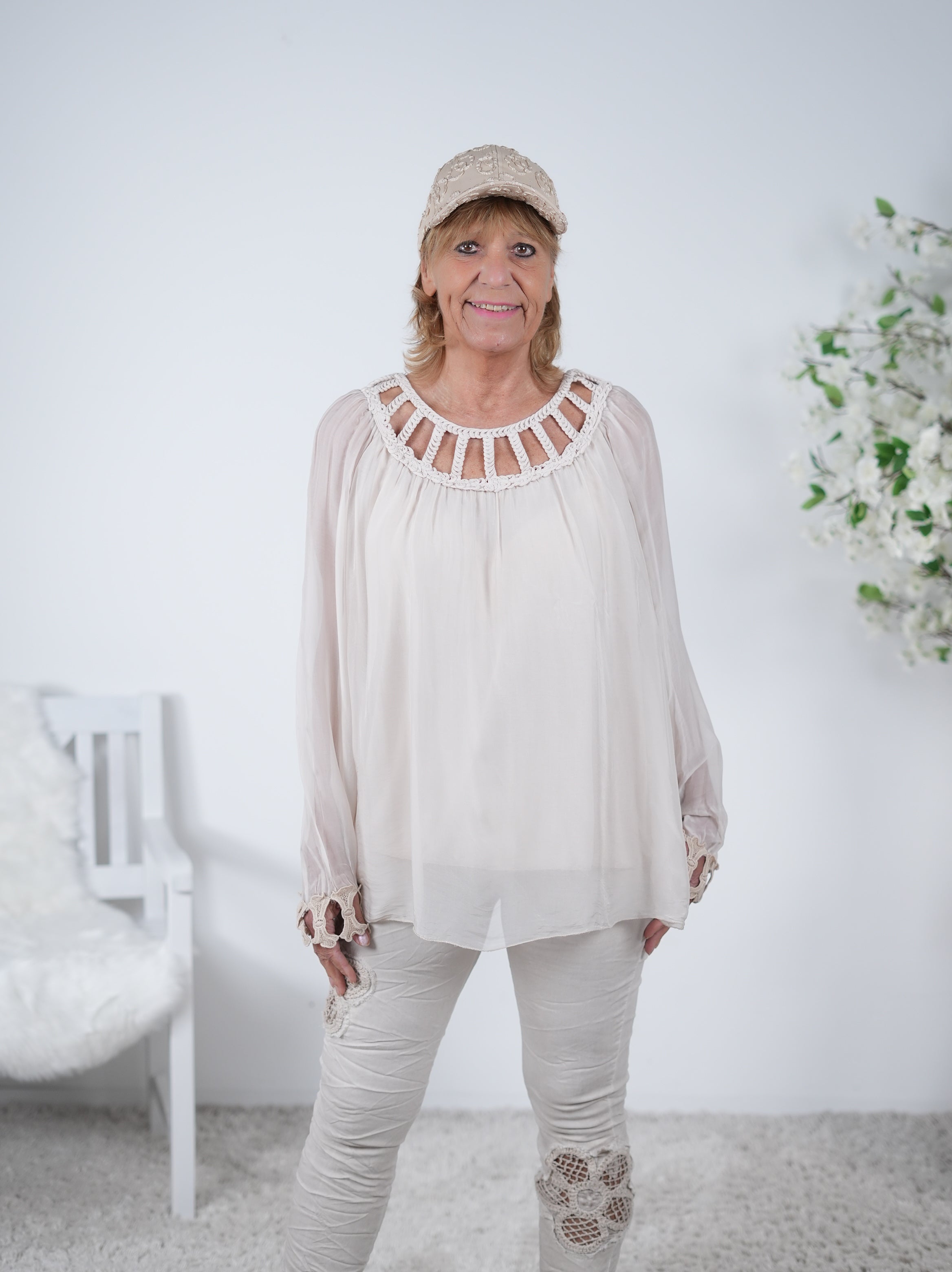 Bluse mit wunderschönem Rundhalsausschnitt Einheitsgröße (ca Gr. 38 "oversize"-42 44) Beige