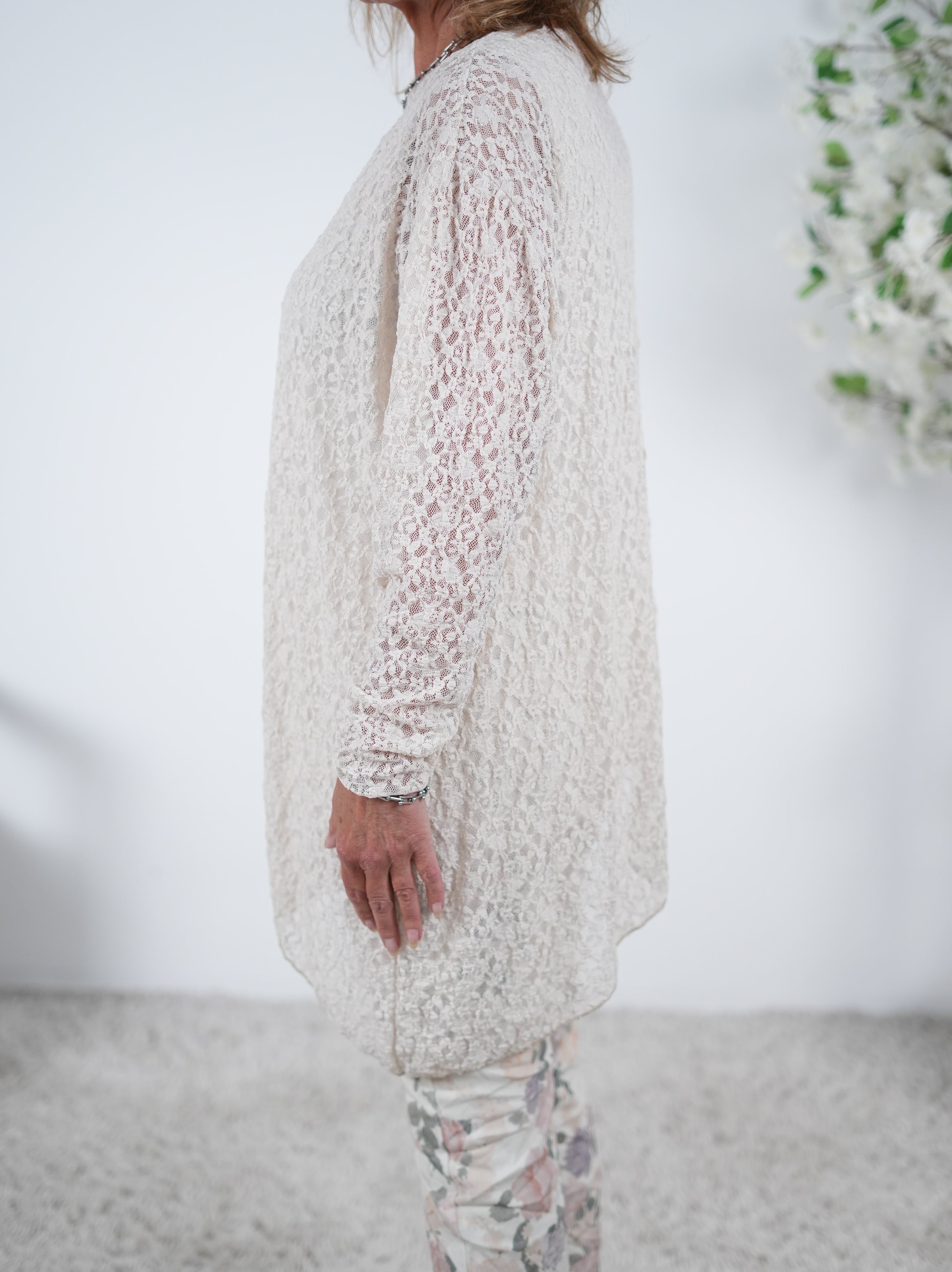 Long Shirt im asymmetrischen Schnitt aus Spitze