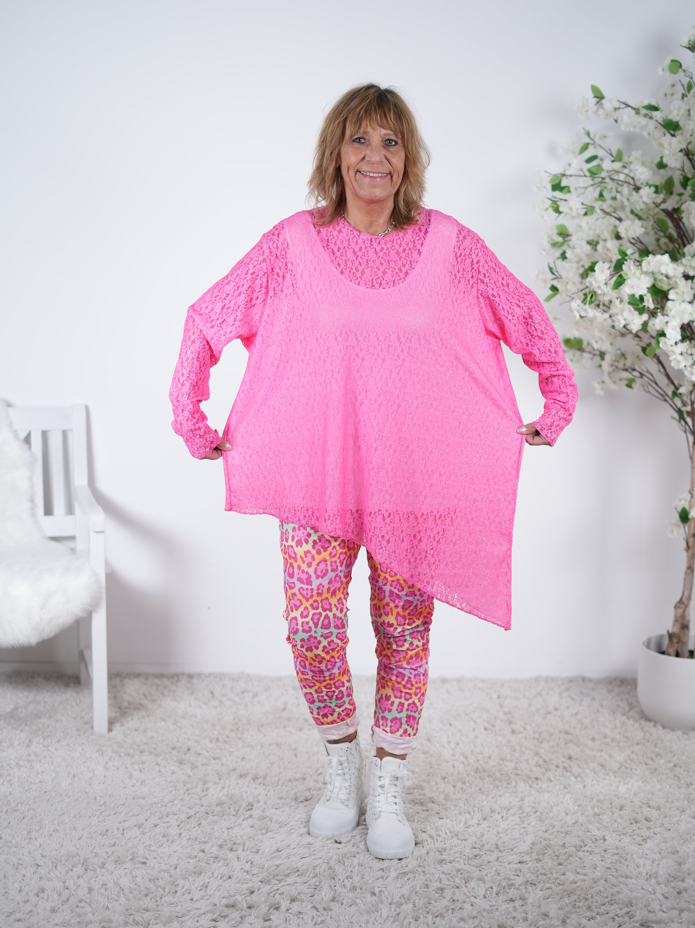 Long Shirt im asymmetrischen Schnitt aus Spitze