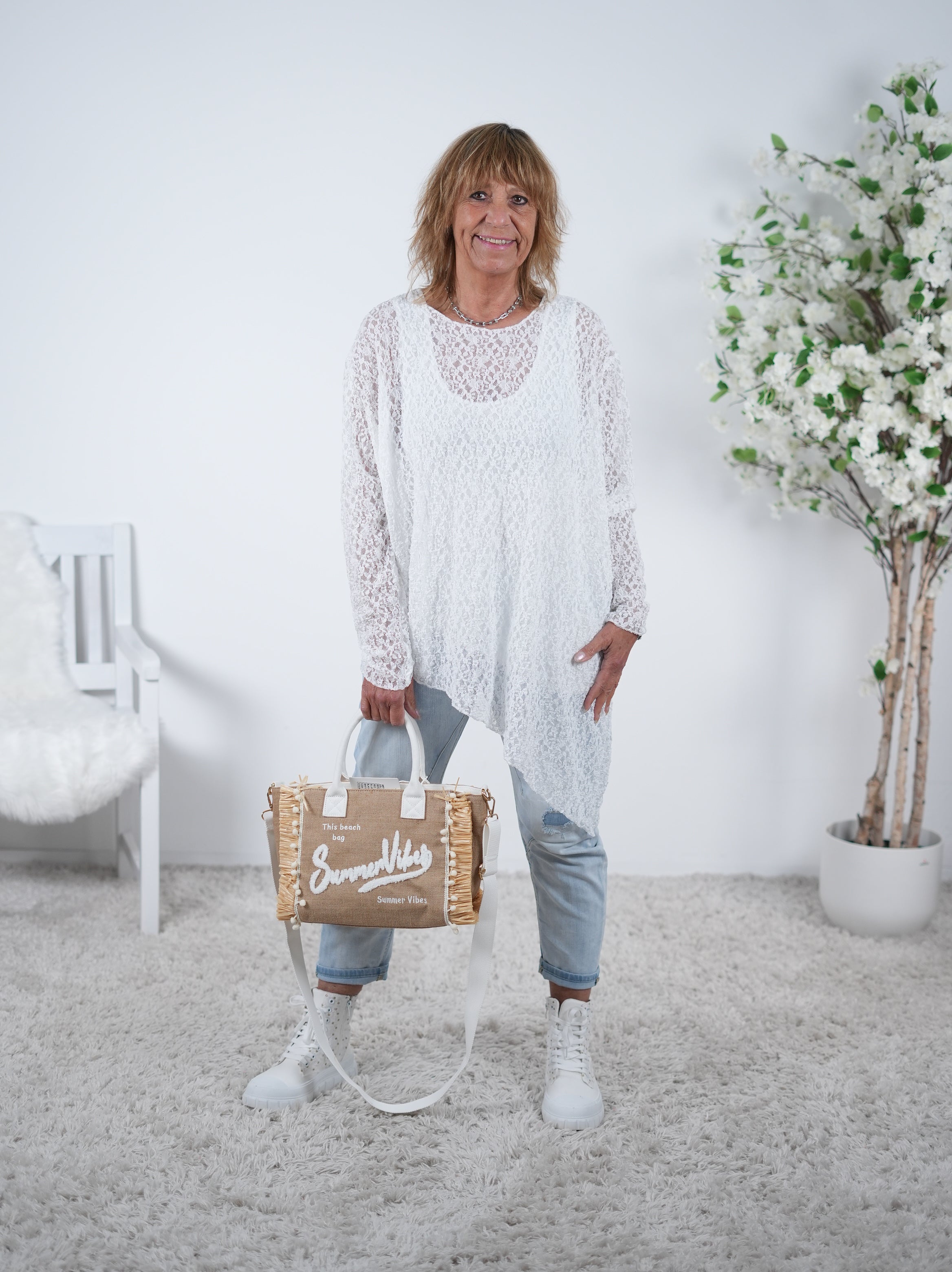 Long Shirt im asymmetrischen Schnitt aus Spitze