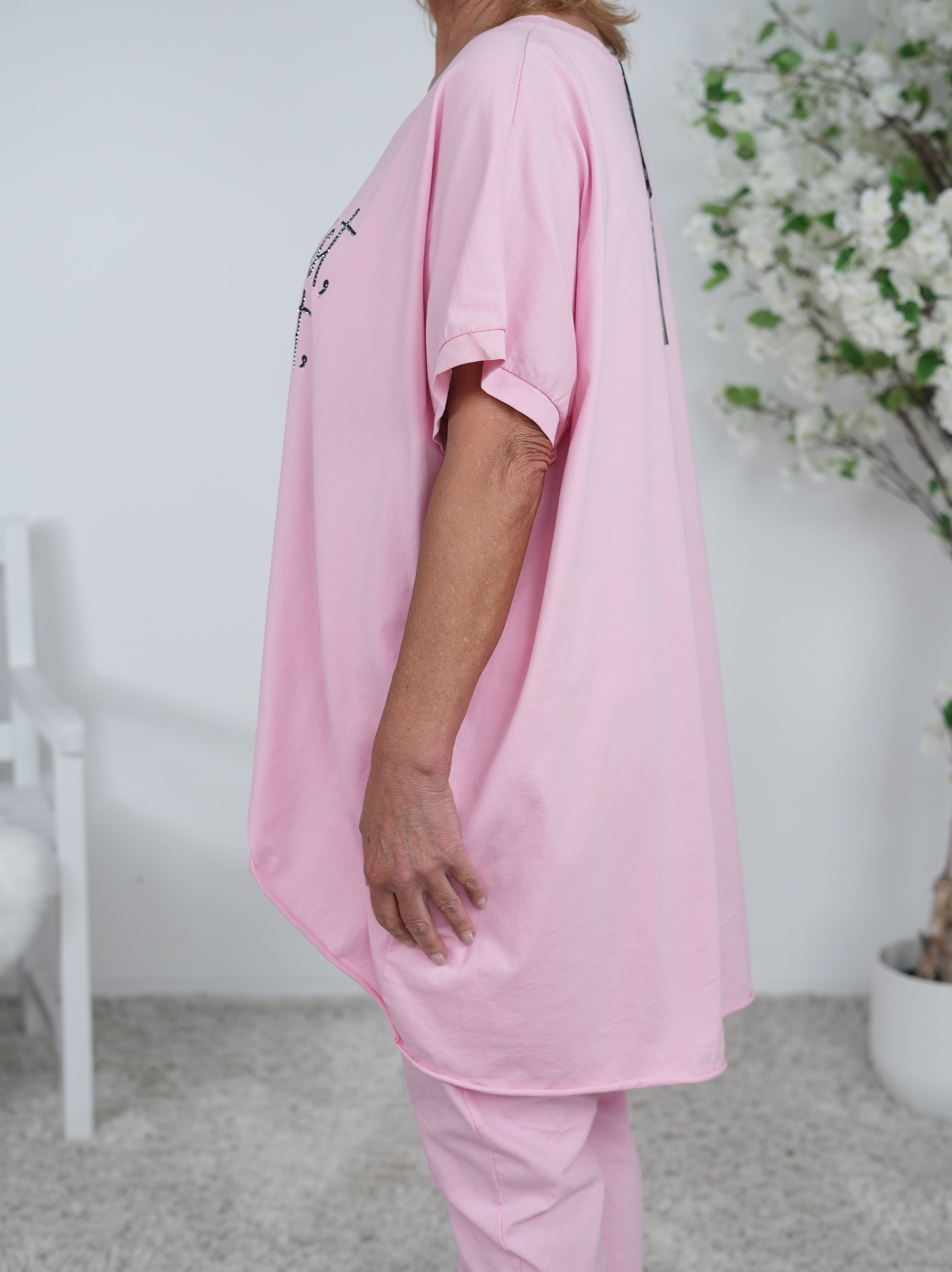 Long Shirt mit V-Ausschnitt und Schriftzug