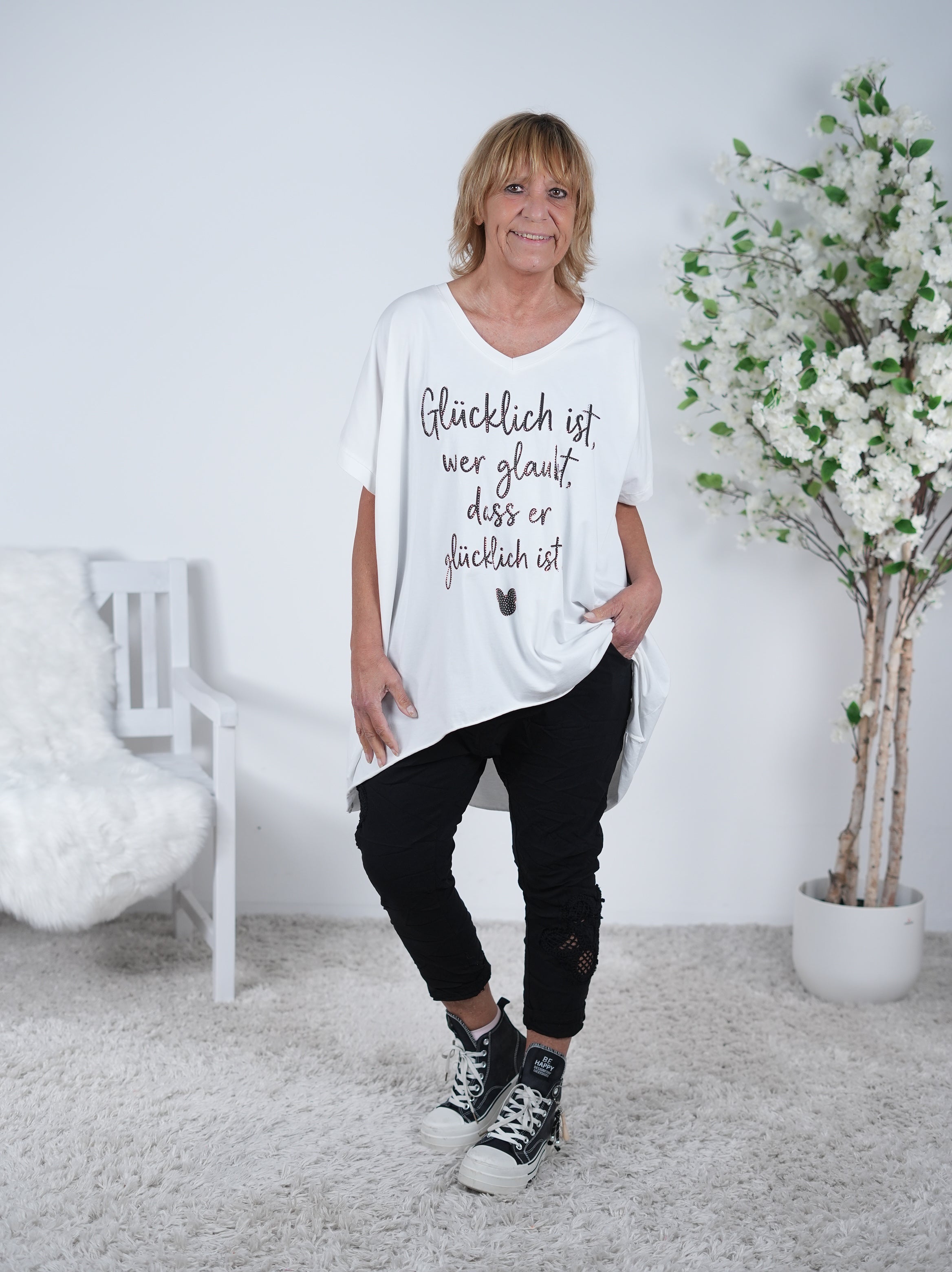 Long Shirt mit V-Ausschnitt und Schriftzug