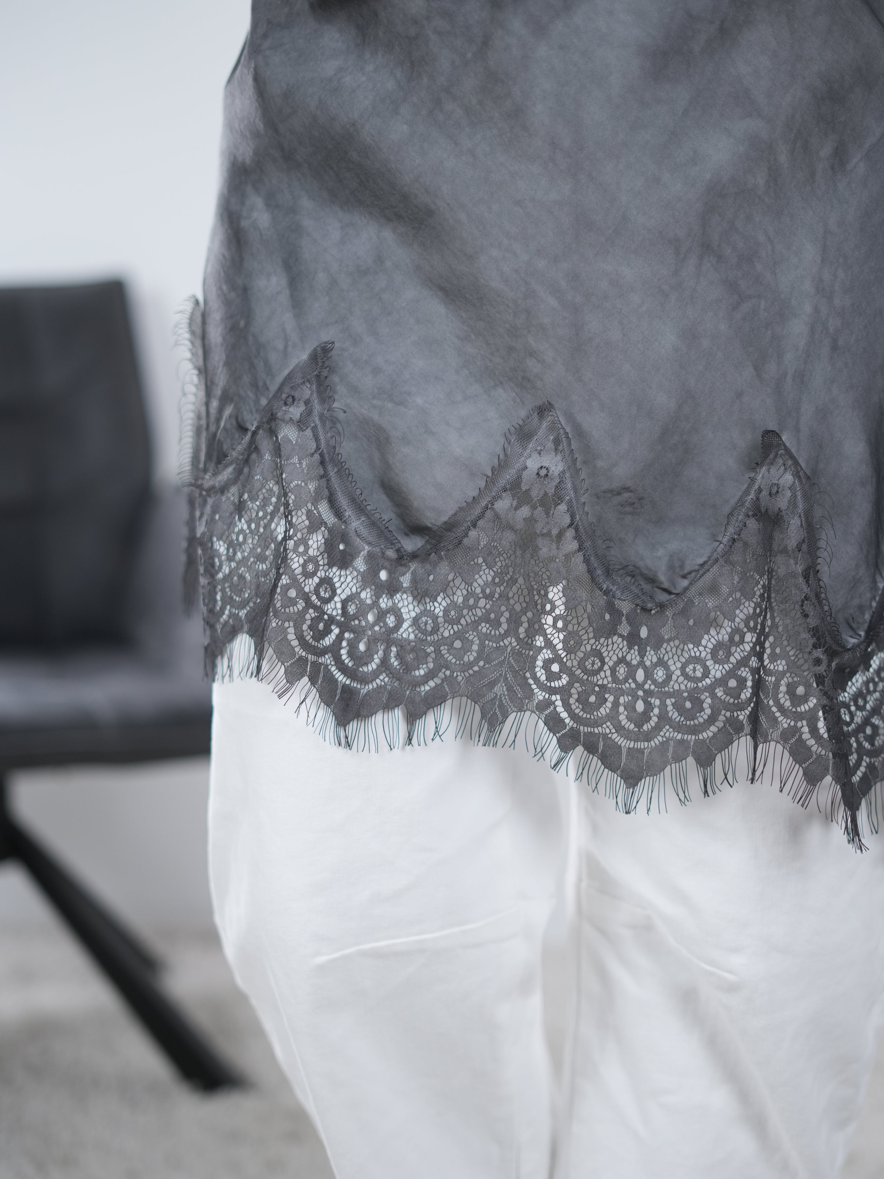 Long-Top mit angenähter Spitze