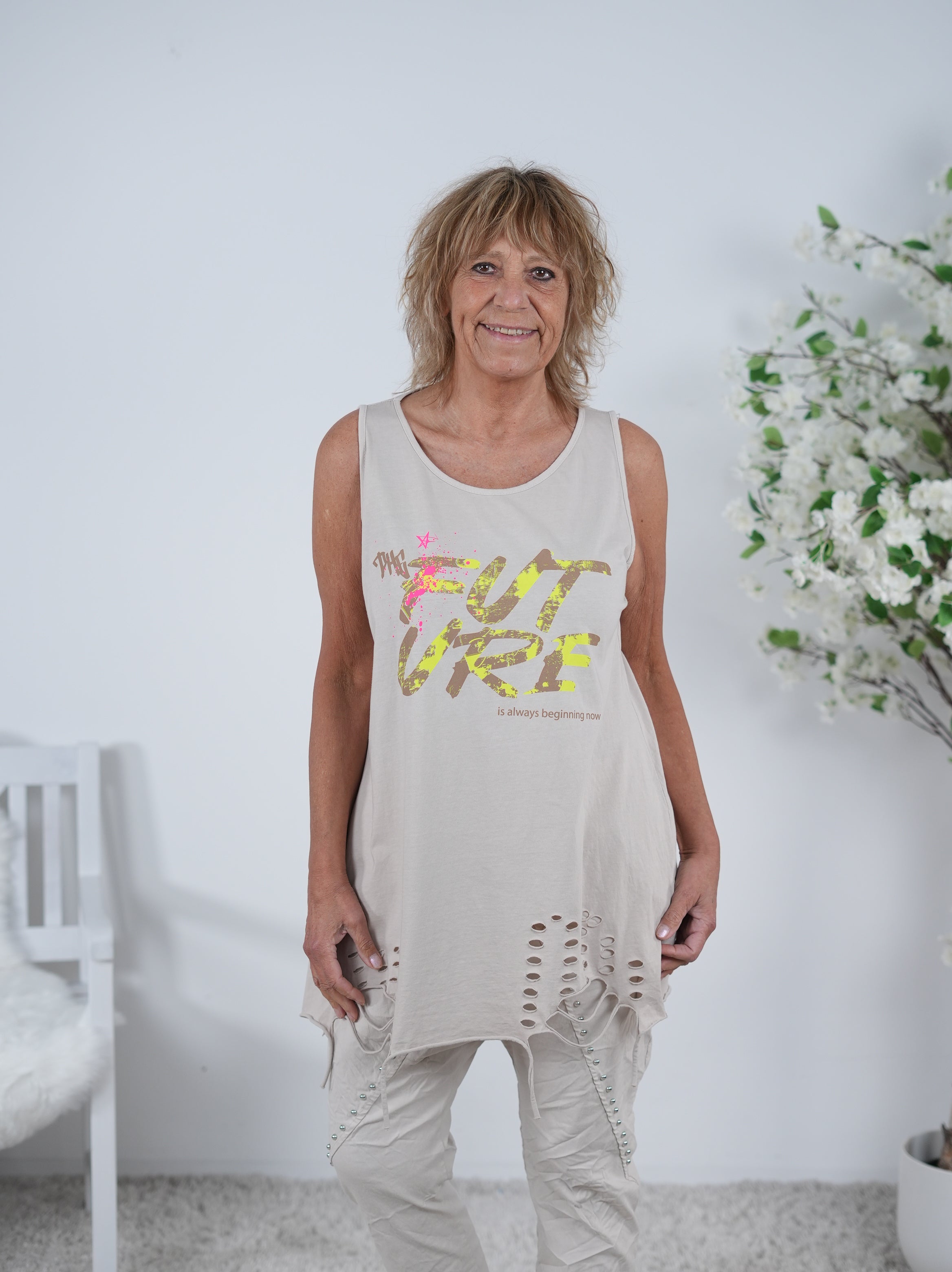 Long Top mit zerschnittenen Elementen und Schriftzug verziert