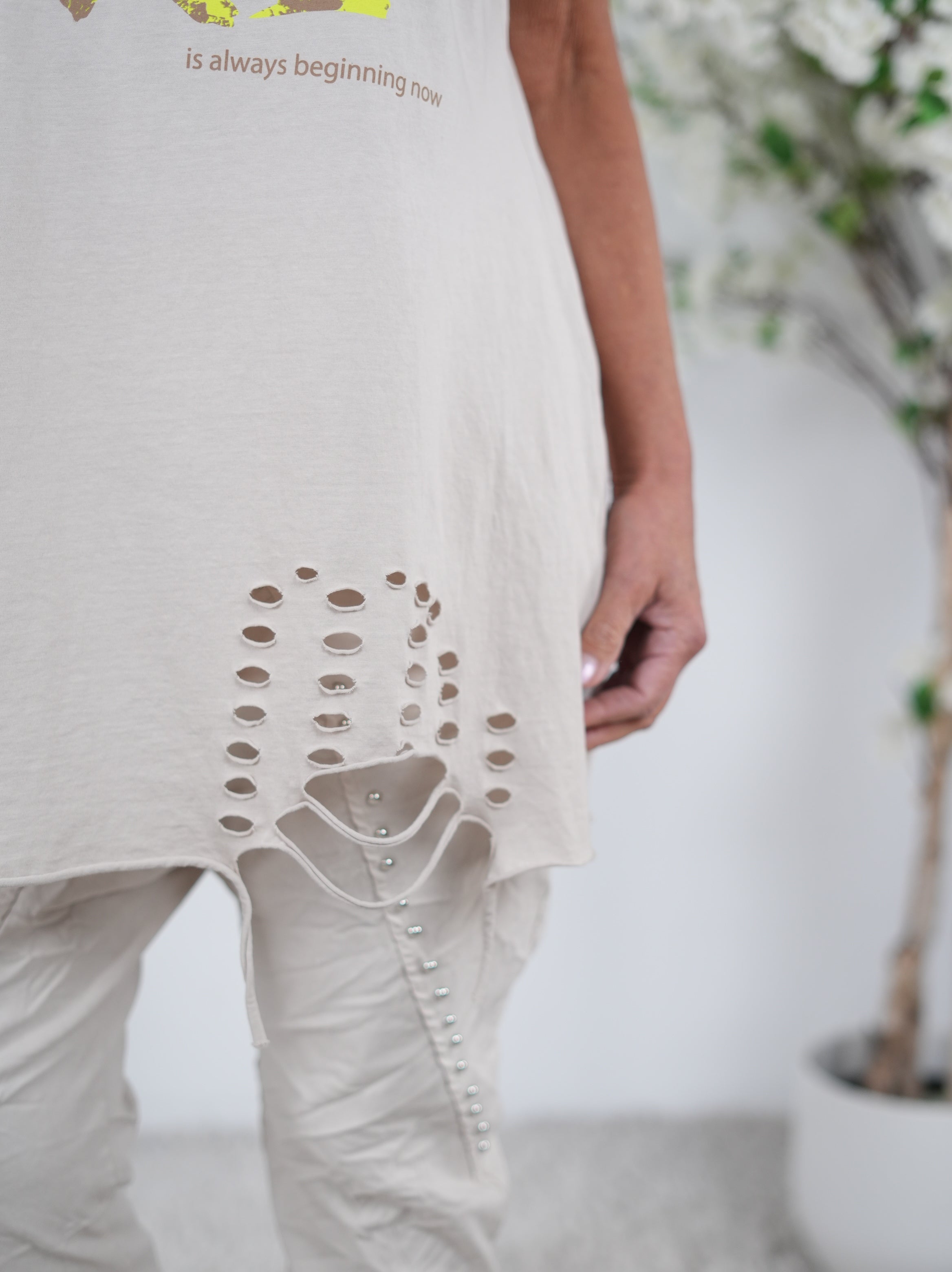 Long Top mit zerschnittenen Elementen und Schriftzug verziert