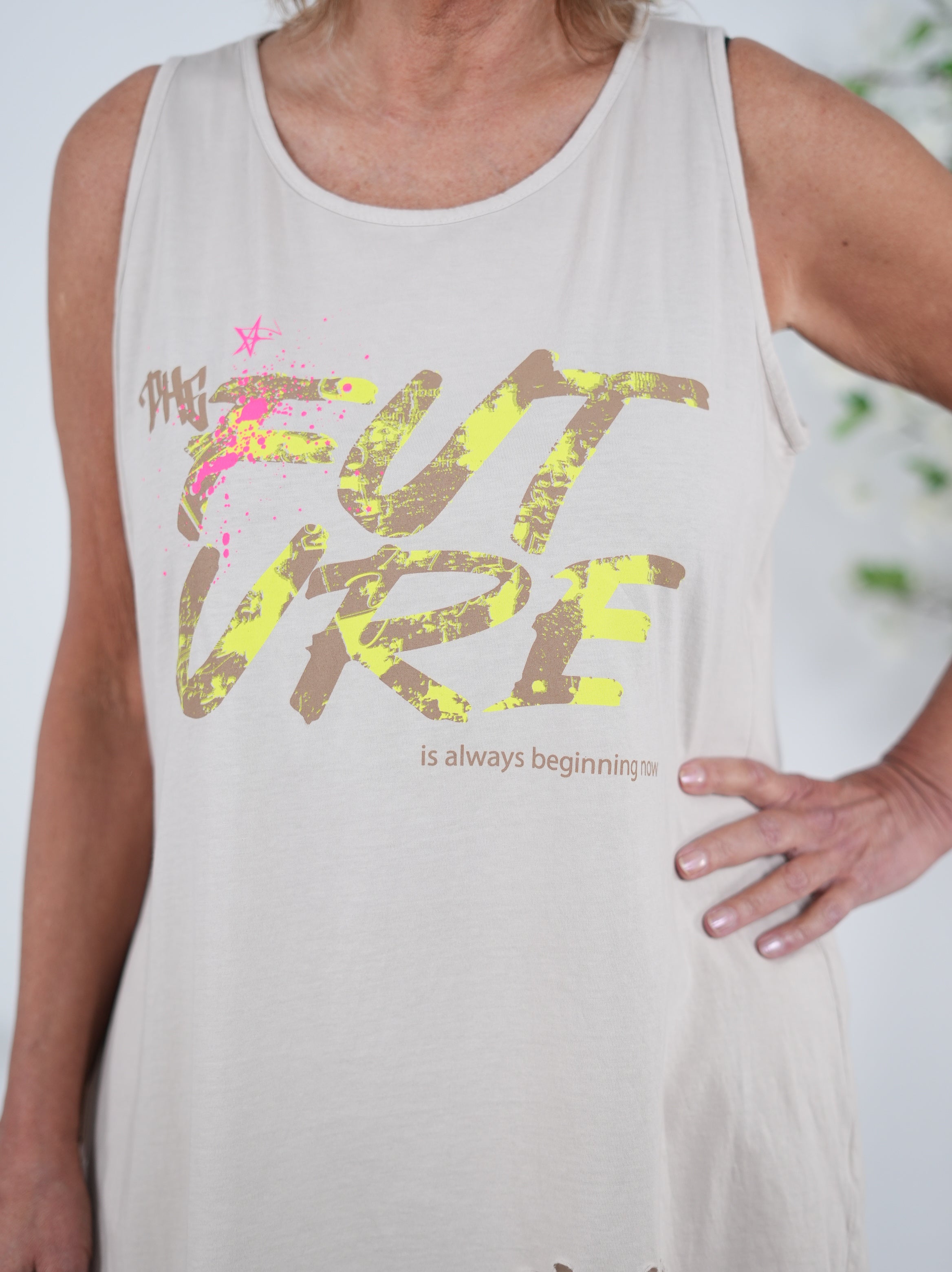 Long Top mit zerschnittenen Elementen und Schriftzug verziert