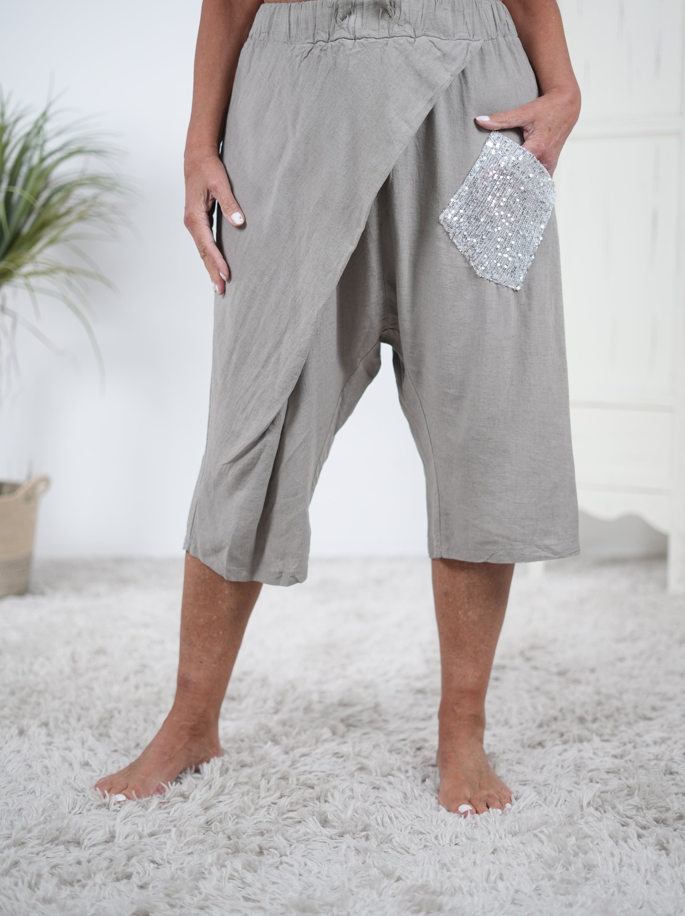 Luftige, leichte Pants mit aufgesetzter Tasche aus Pailletten Taupe