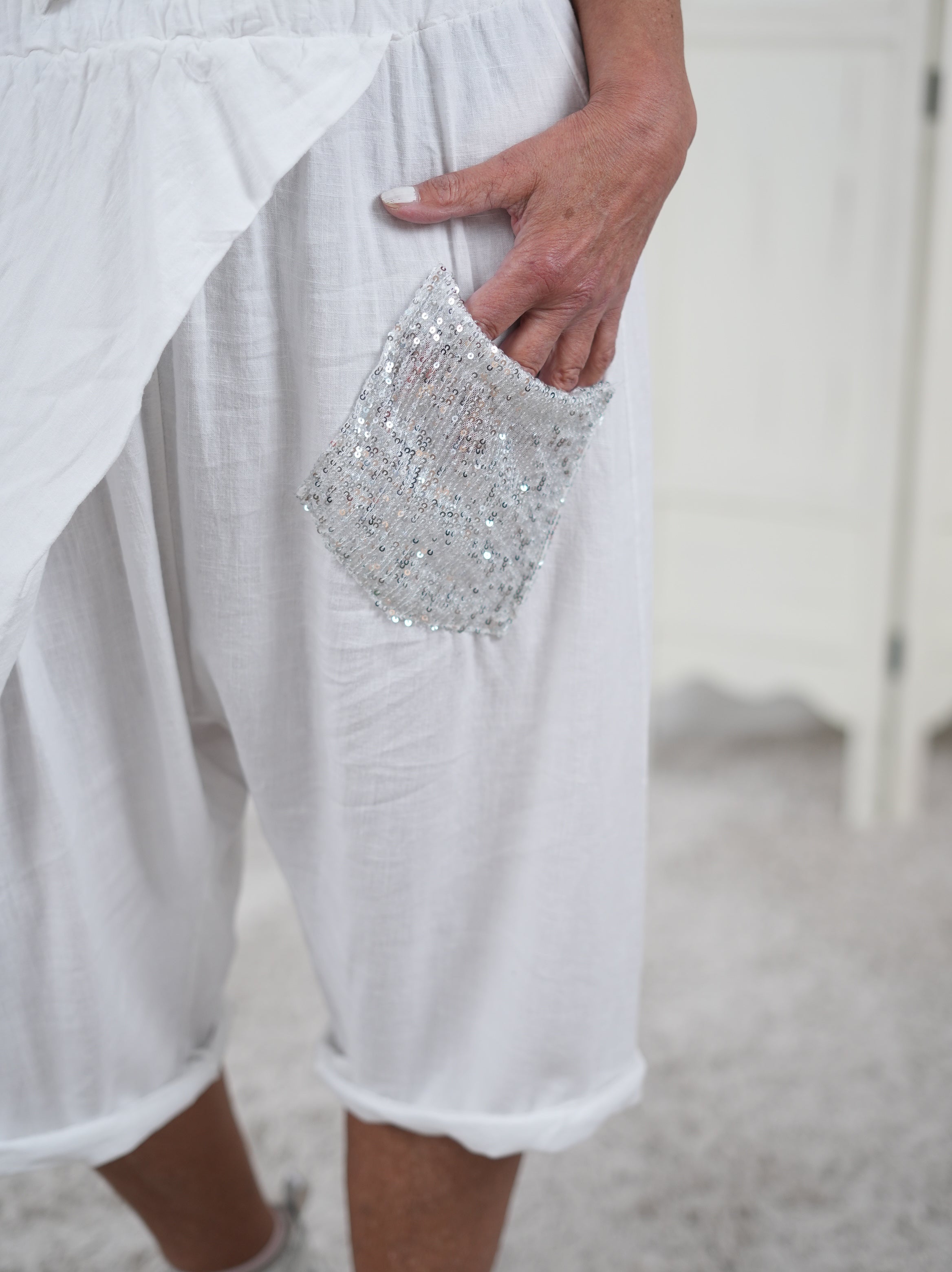 Luftige, leichte Pants mit aufgesetzter Tasche aus Pailletten
