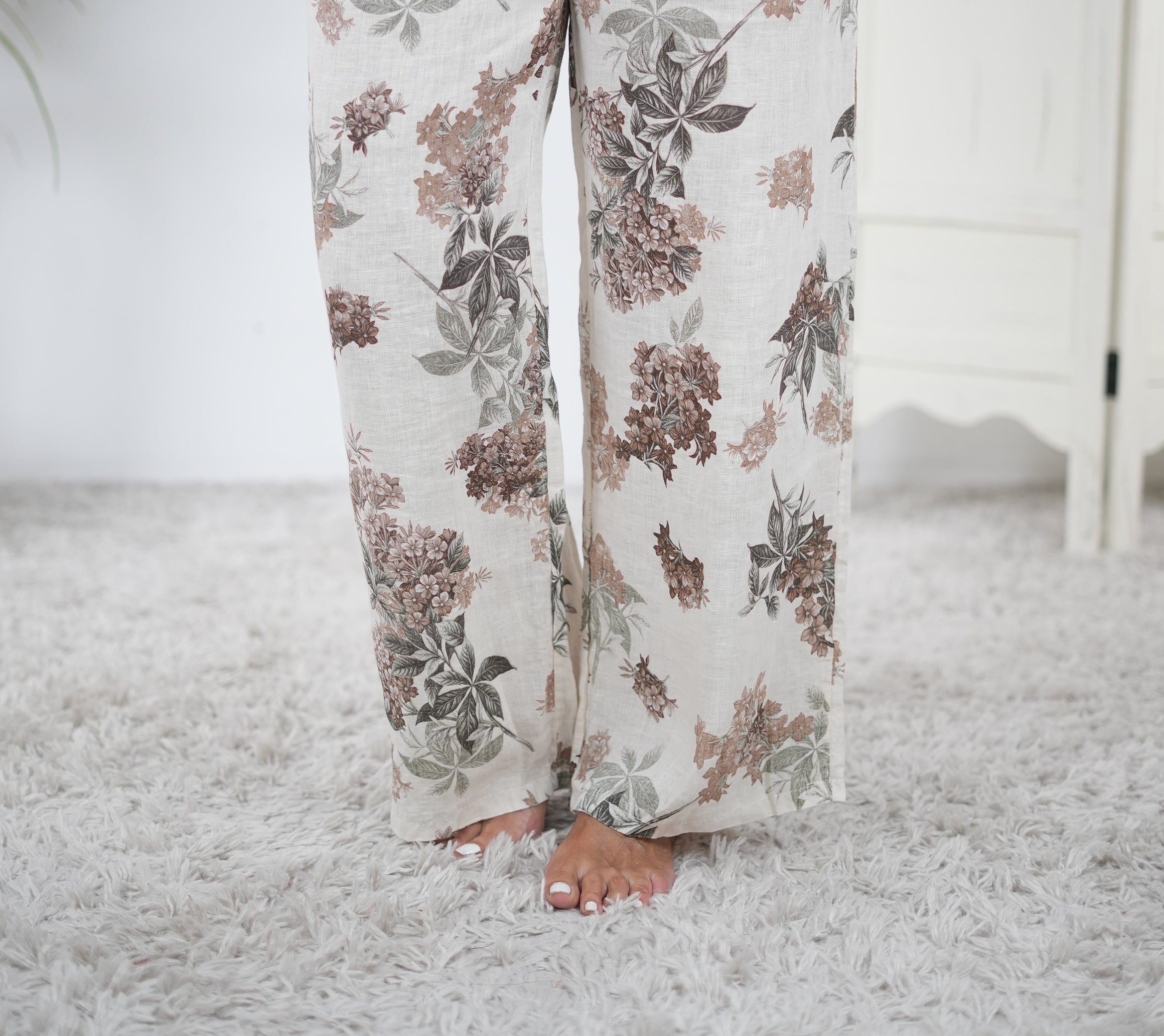 Luftige Leinen Marlene Hose mit Blumen Motiv Beige