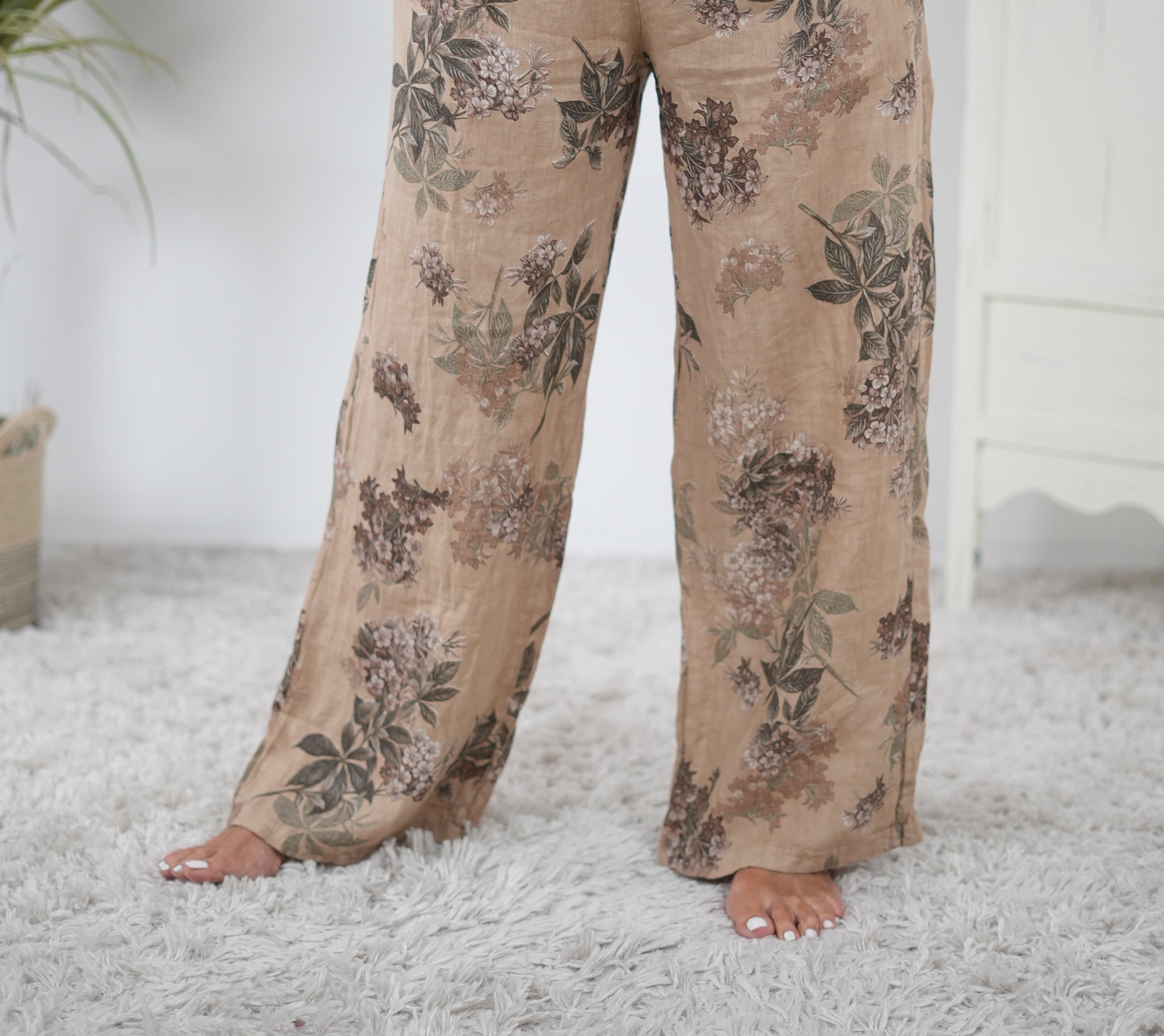 Luftige Leinen Marlene Hose mit Blumen Motiv Camel
