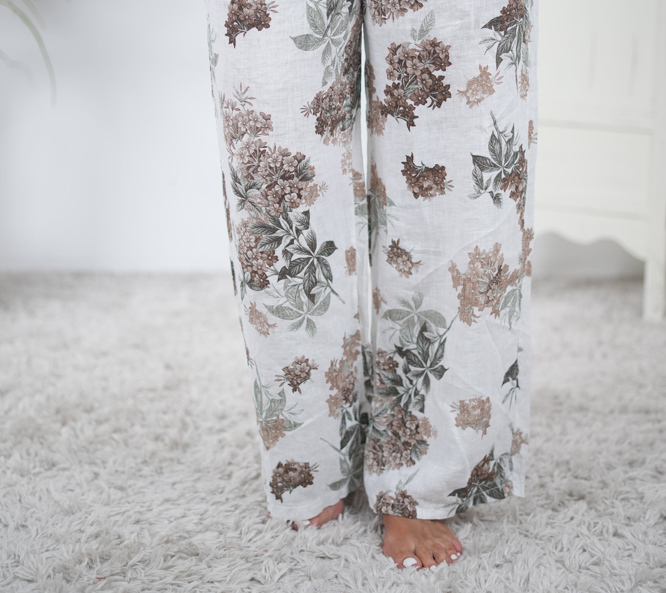 Luftige Leinen Marlene Hose mit Blumen Motiv Weiß