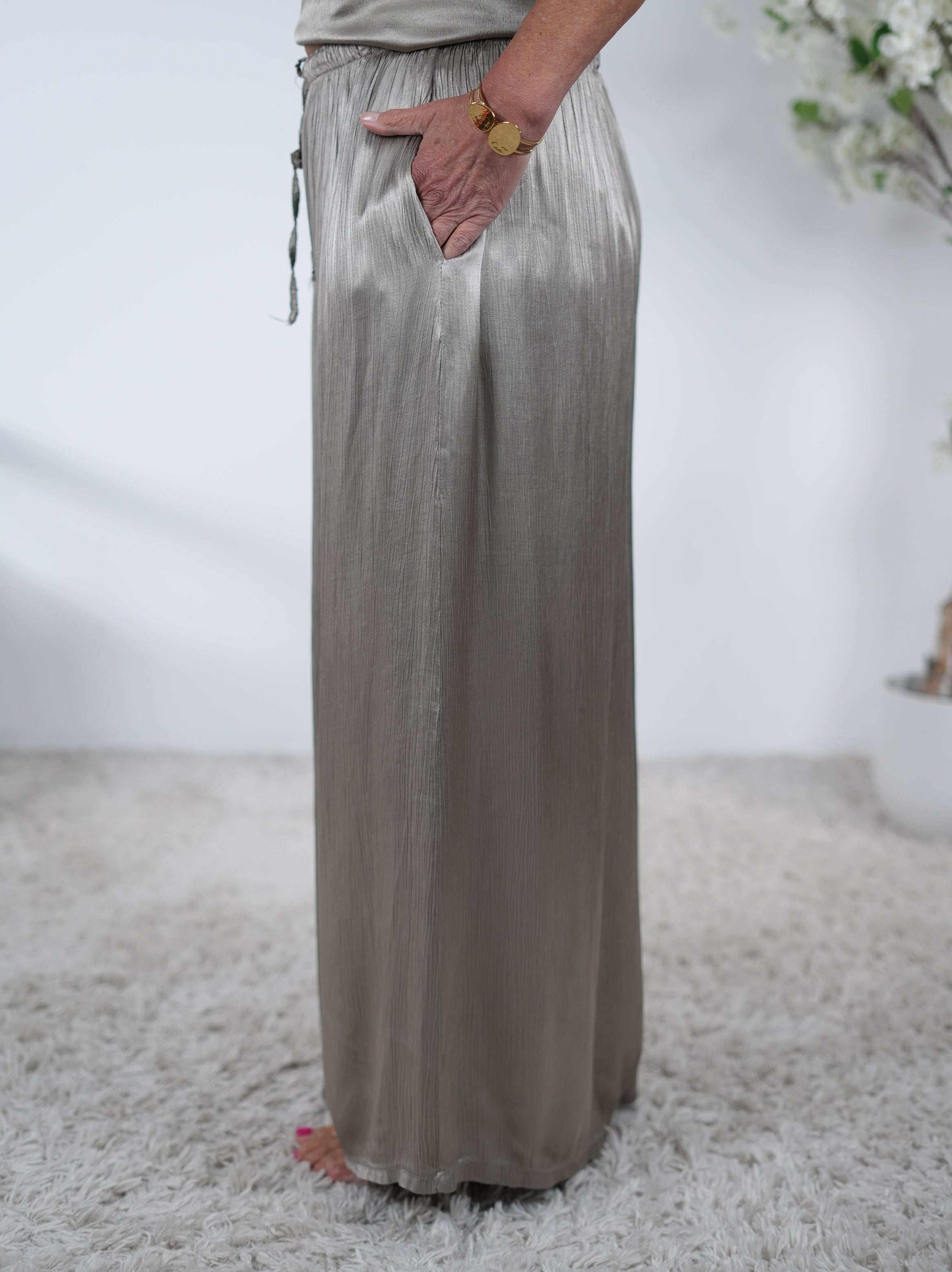 Marlene Hose im Satin Glanz