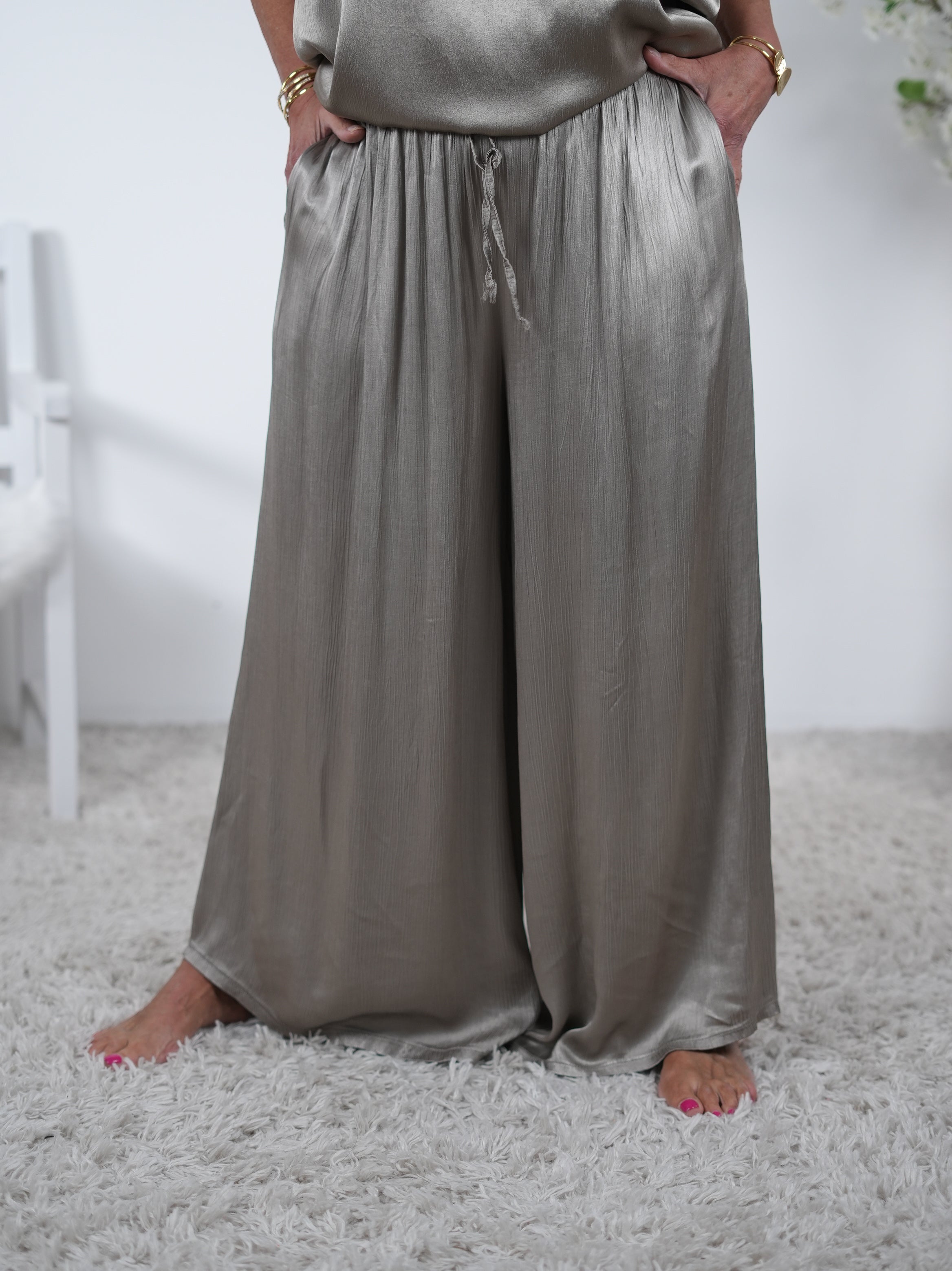 Marlene Hose im Satin Glanz