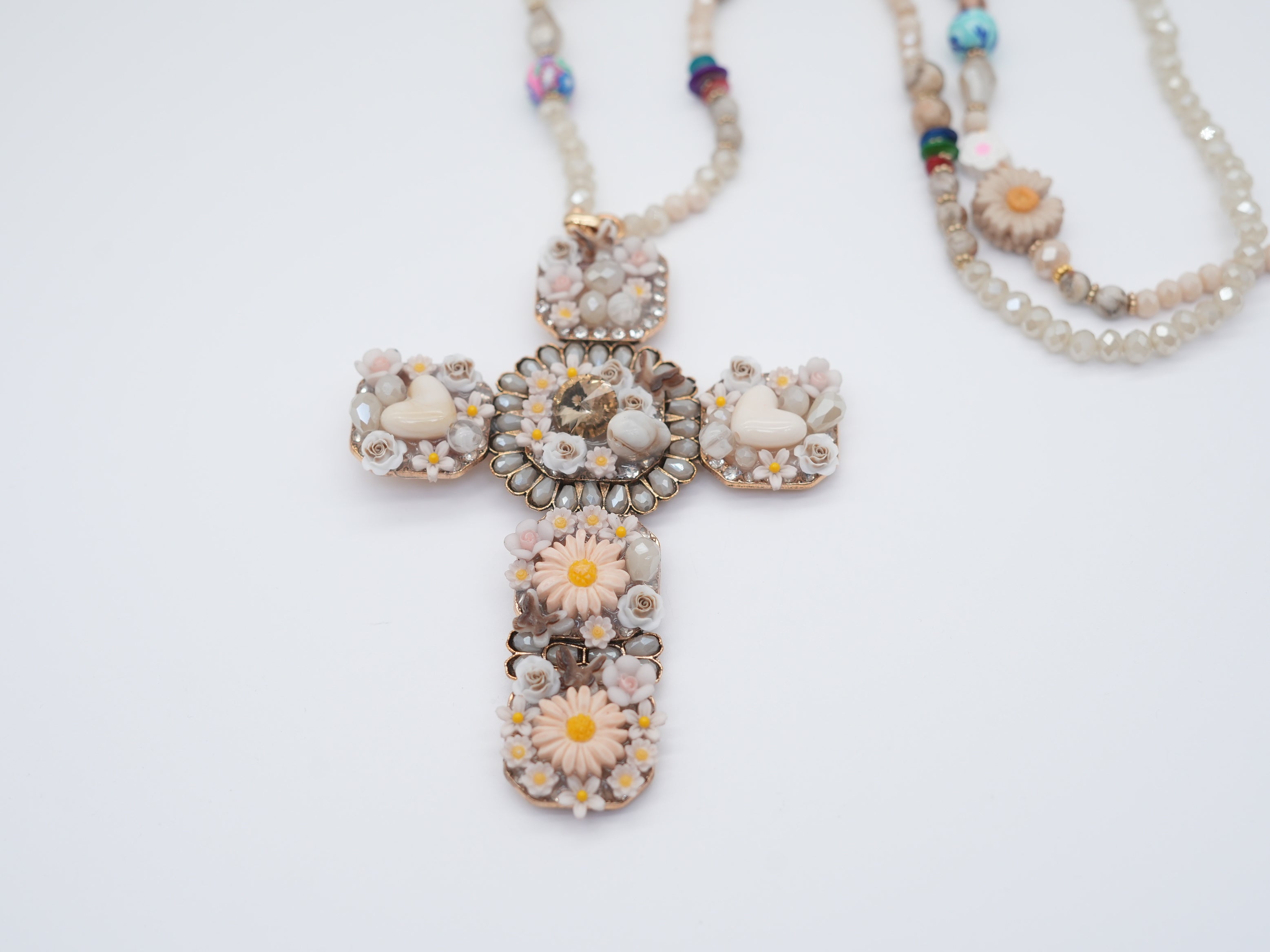 Modeschmuck Kette mit Blümchen und Kreuz Beige