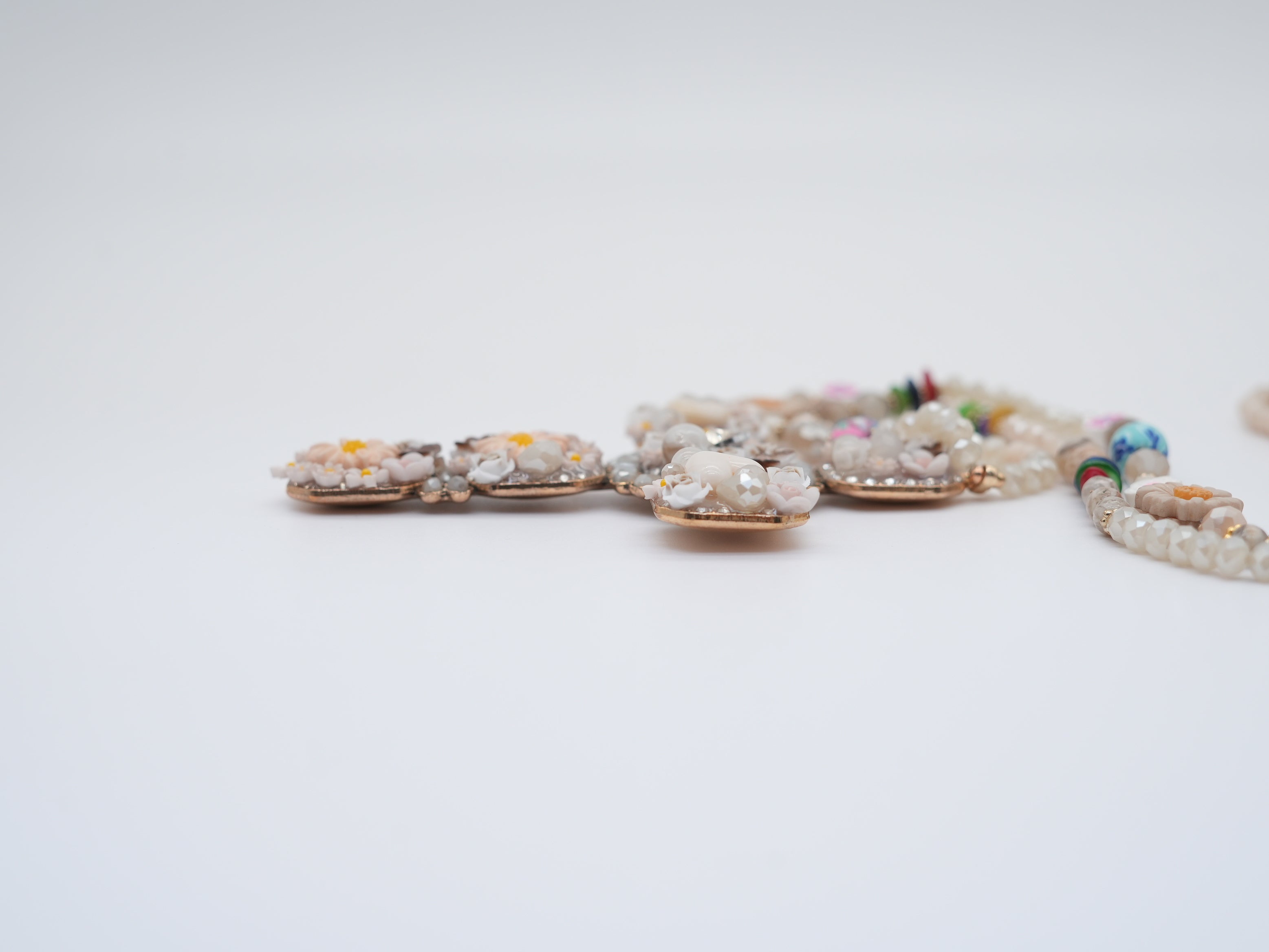 Modeschmuck Kette mit Blümchen und Kreuz