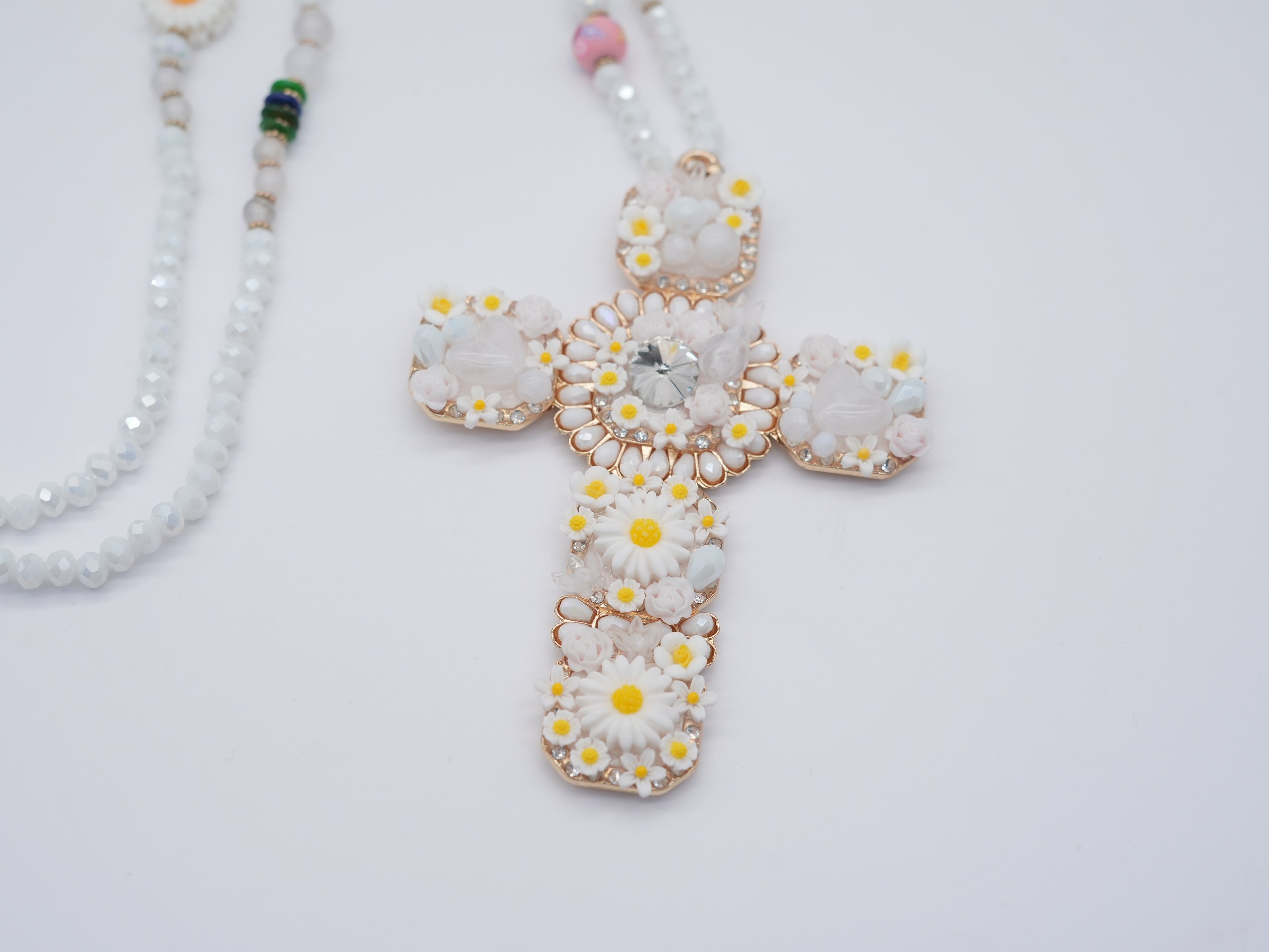 Modeschmuck Kette mit Blümchen und Kreuz