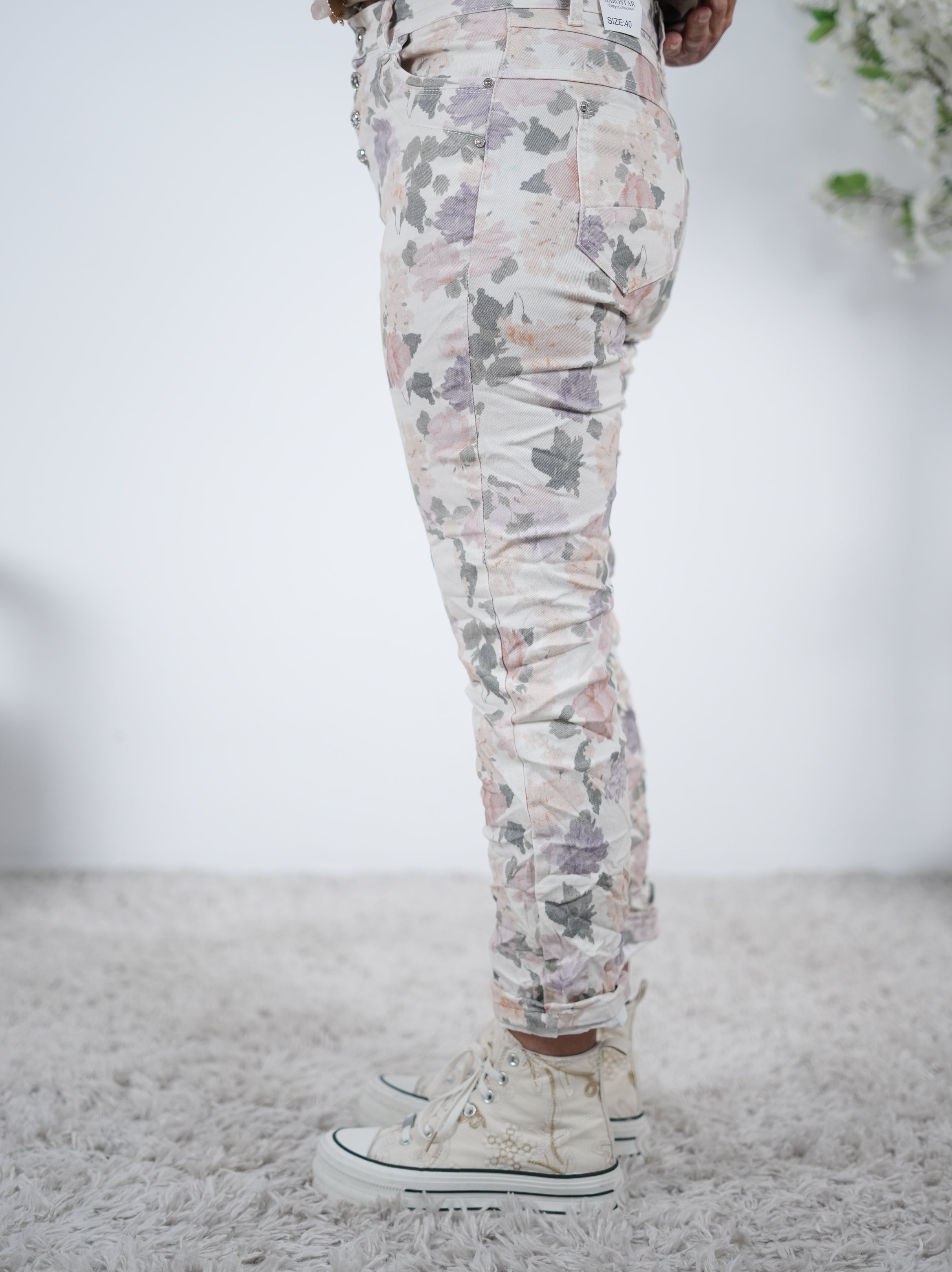 Niedliche Jeans mit Blümchen verziert