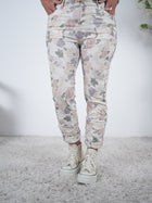 Niedliche Jeans mit Blümchen verziert