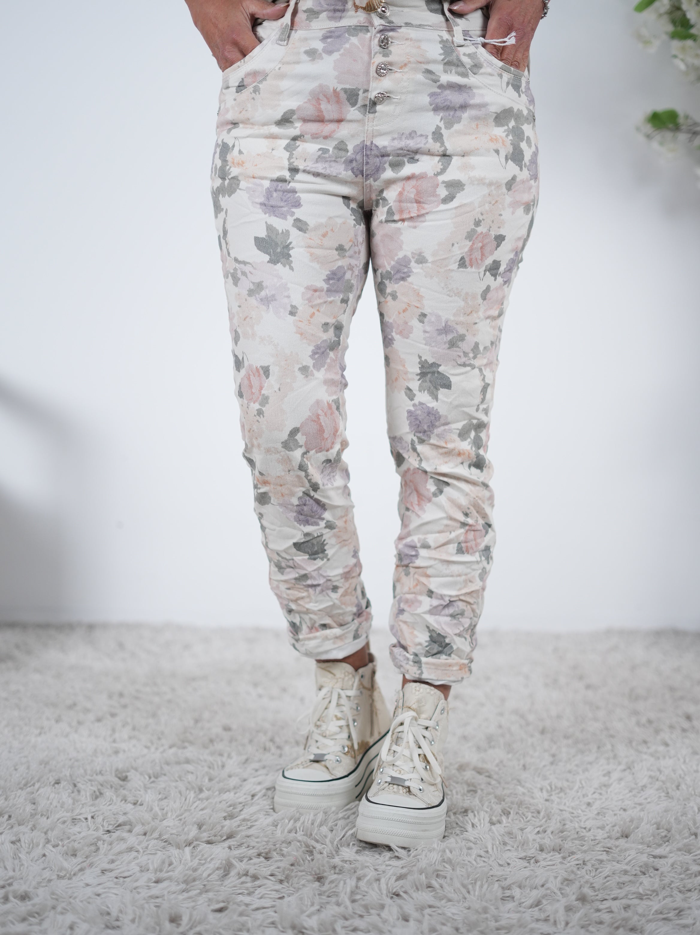 Niedliche Jeans mit Blümchen verziert