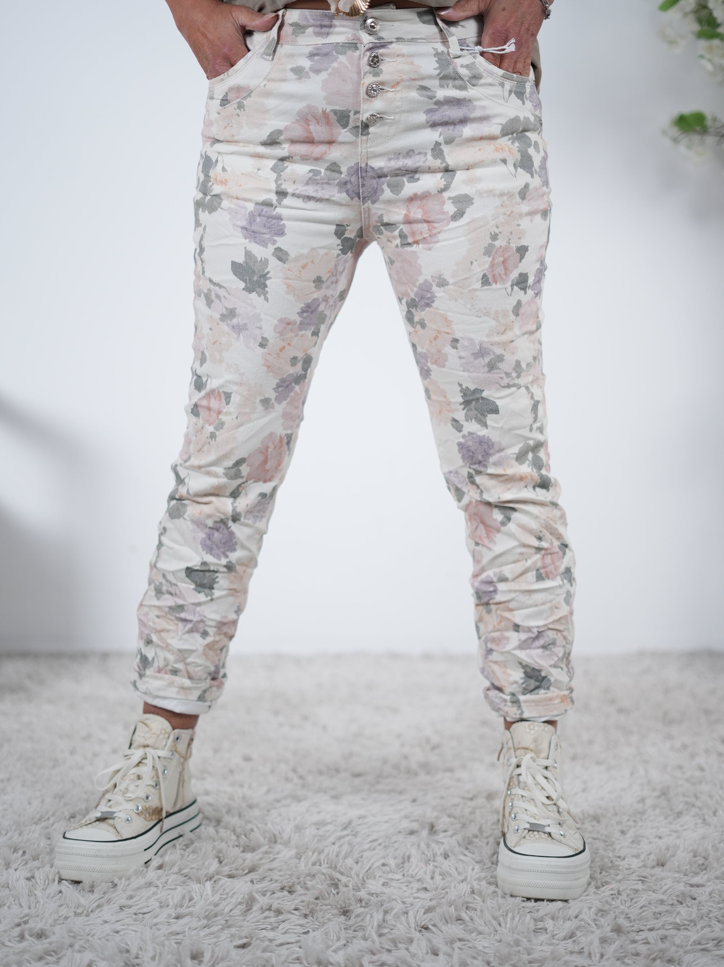 Niedliche Jeans mit Blümchen verziert