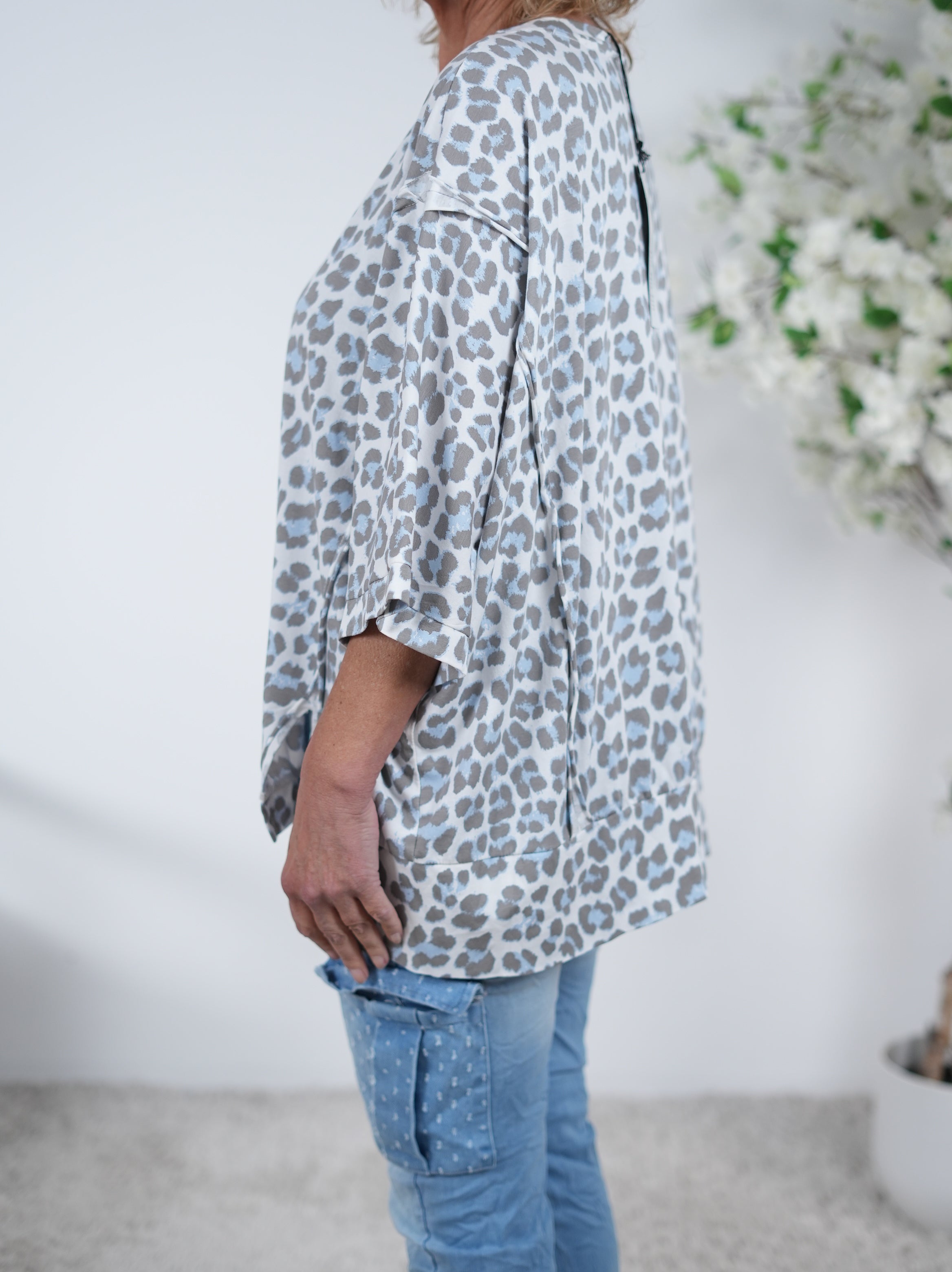 oversize Shirt im Leo Look, Vokuhila