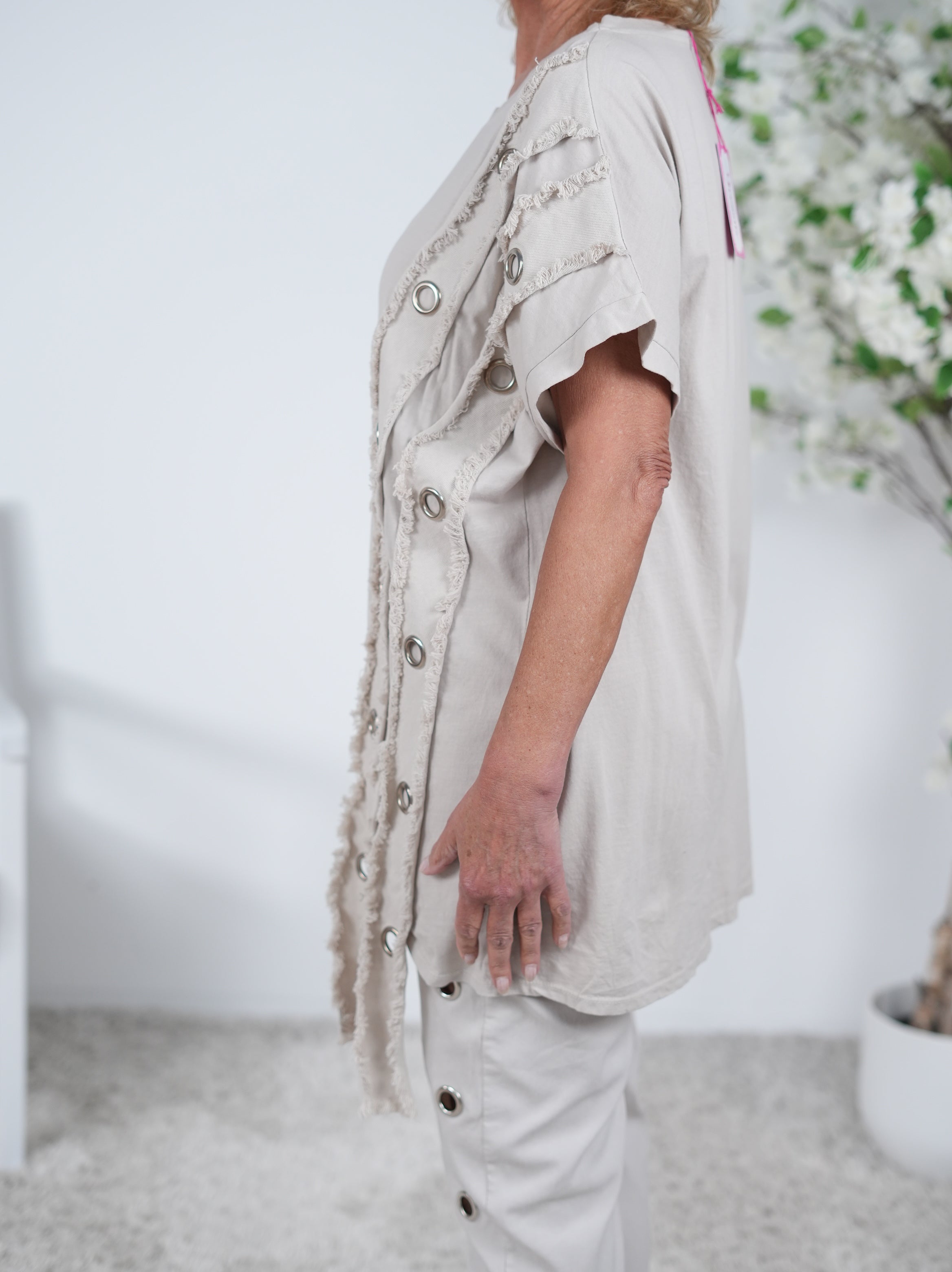 oversize Shirt mit auffälligen Ösen Verzierungen